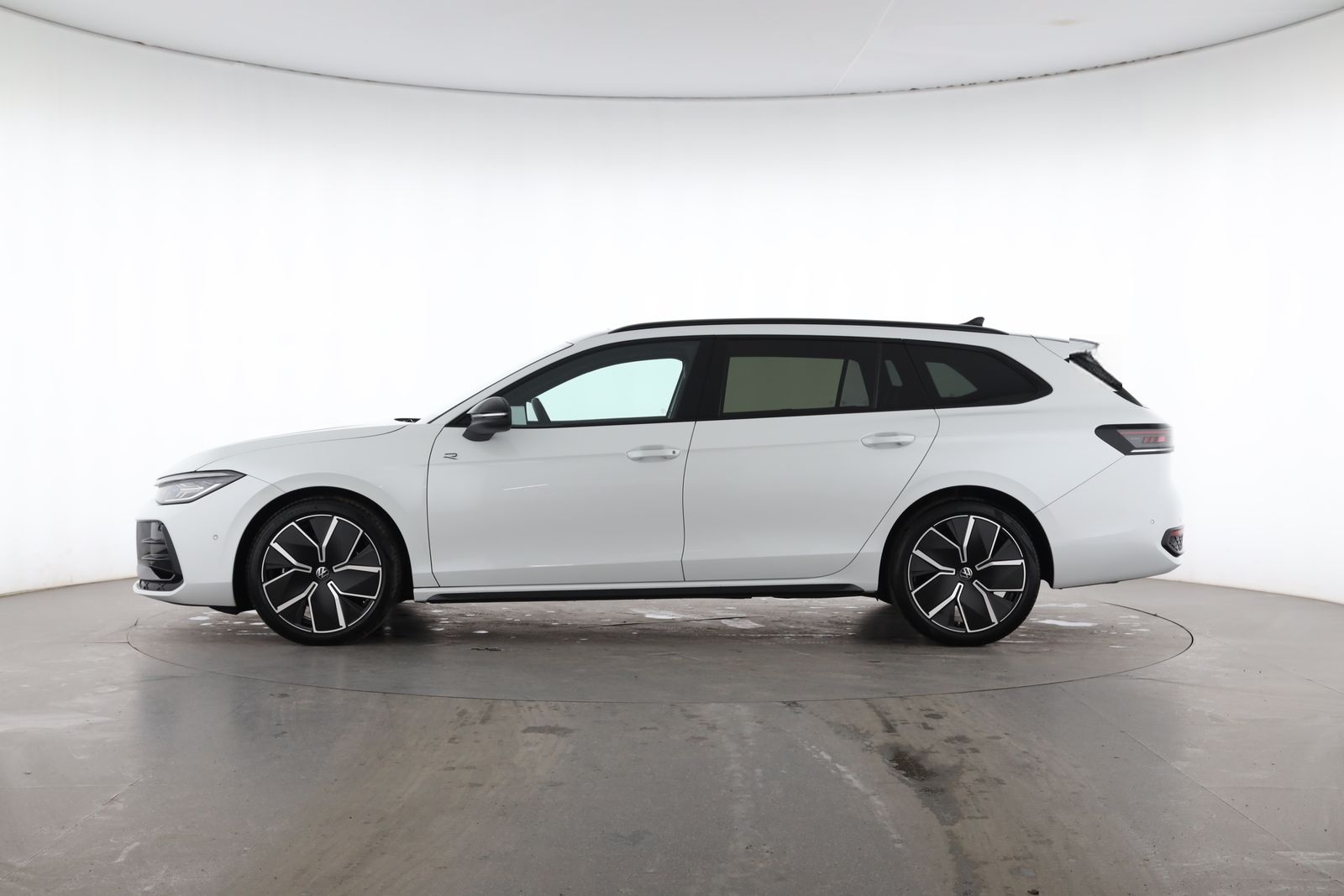 Volkswagen Passat Variant 2.0 TDI DSG 4MOTION R-Line | PANO foto 3