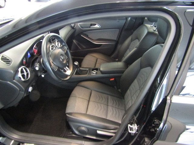 Mercedes-Benz GLA 180 Style foto 11