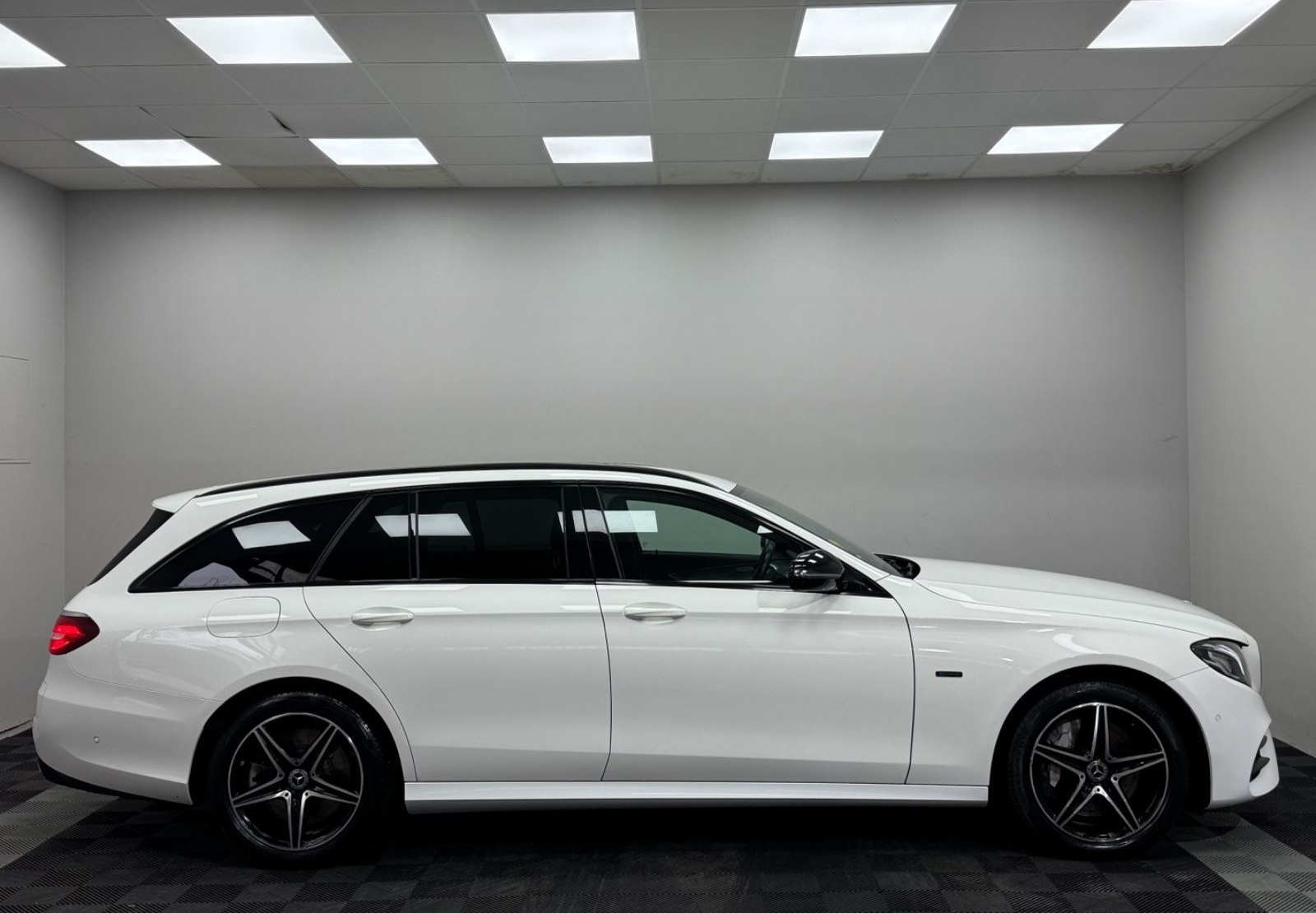 Mercedes-Benz E 300 de T-Modell AMG Night*LED*AHK*Park-Assist* foto 4