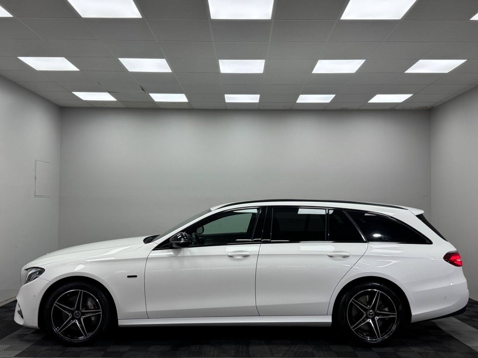 Mercedes-Benz E 300 de T-Modell AMG Night*LED*AHK*Park-Assist* foto 5