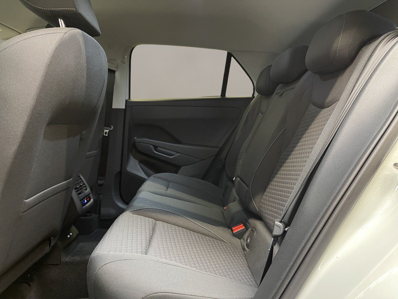 Volkswagen T-Roc Life 1.5 l eTSI OPF DSG ACC AUT Kam. Navi foto 15