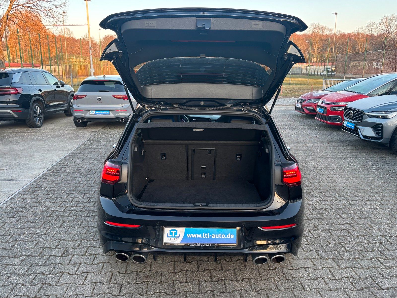 Volkswagen Golf VIII Lim. R DSG Matrix Kamera ACC Panorama foto 9