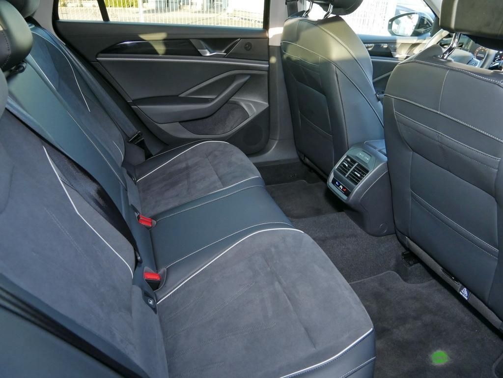 Volkswagen Passat 1.5 eTSI Business DSG ACC AHK Navi 360° foto 9