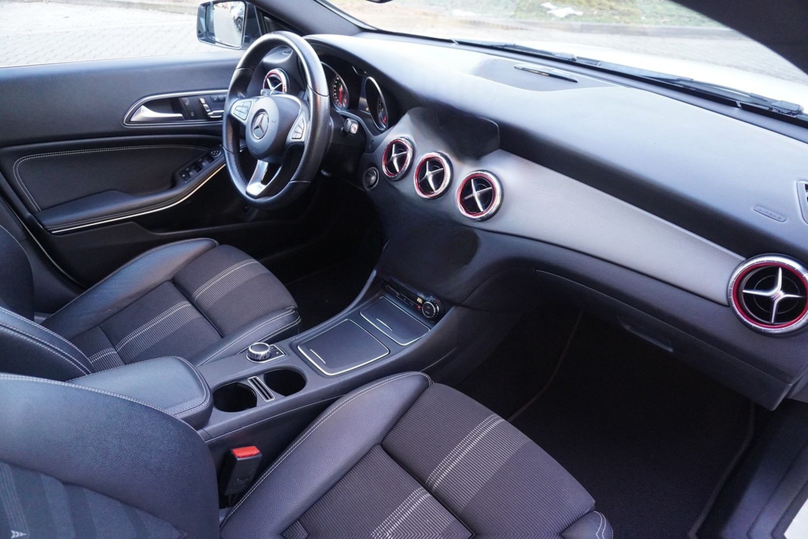 Mercedes-Benz CLA 180 Urban LED Pano Navi Radio foto 11