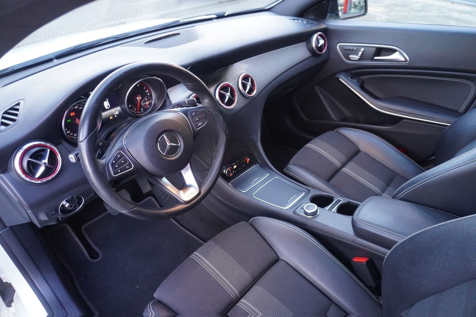 Mercedes-Benz CLA 180 Urban LED Pano Navi Radio foto 10