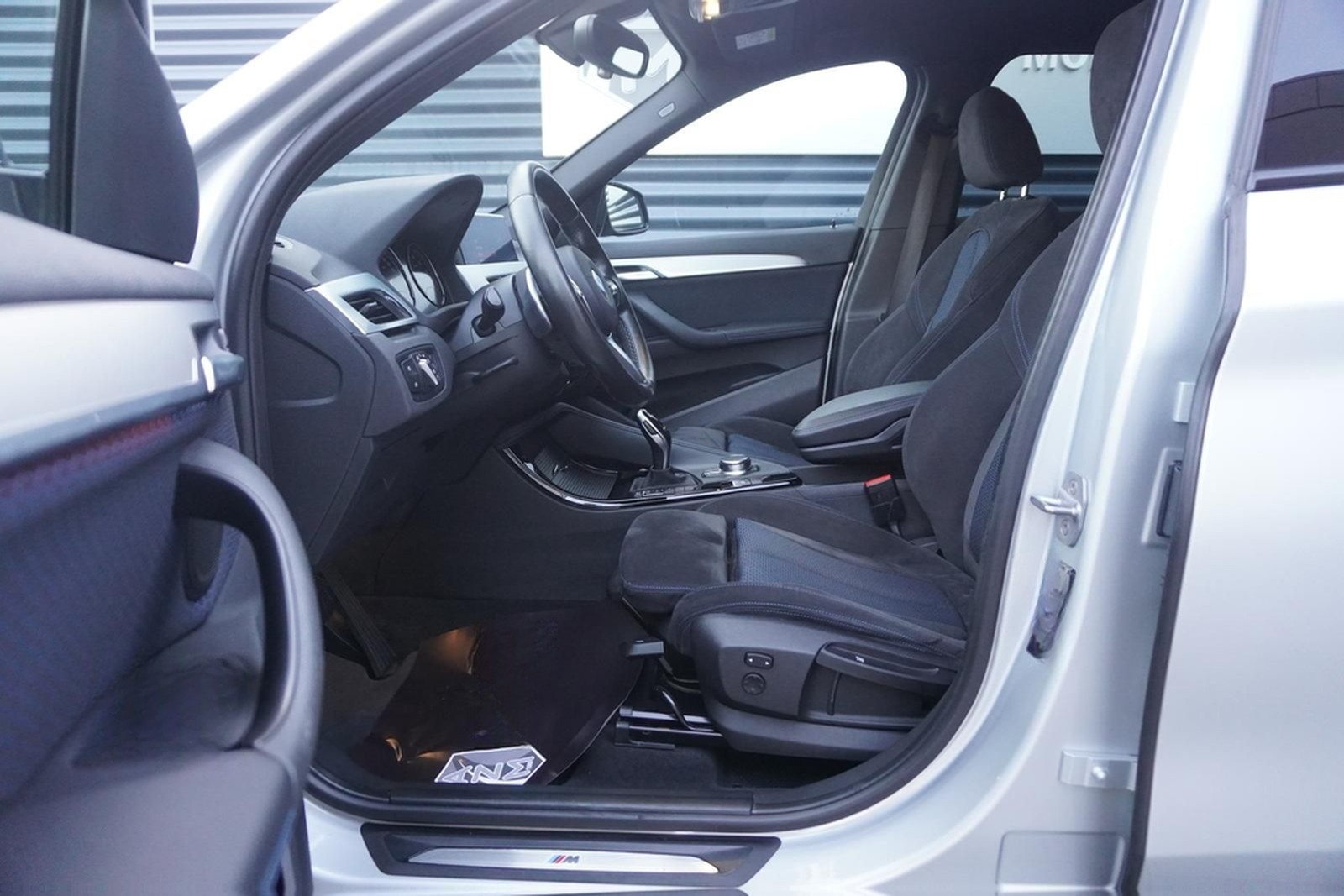 BMW X1 20i M-SPORTPAKET|SHADOW|HEAD-UP|KAMERA|HIFI foto 12