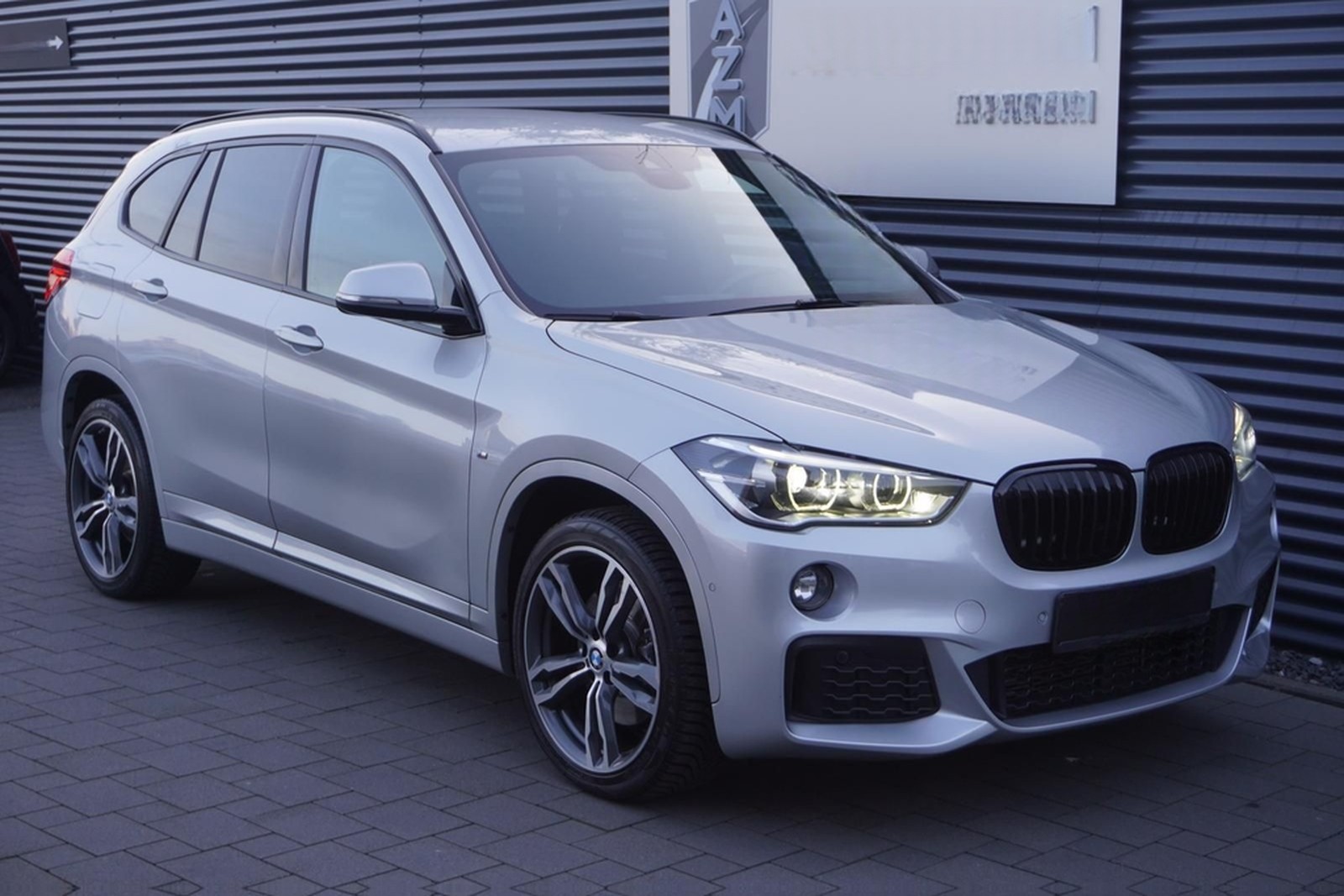 BMW X1 20i M-SPORTPAKET|SHADOW|HEAD-UP|KAMERA|HIFI foto 3