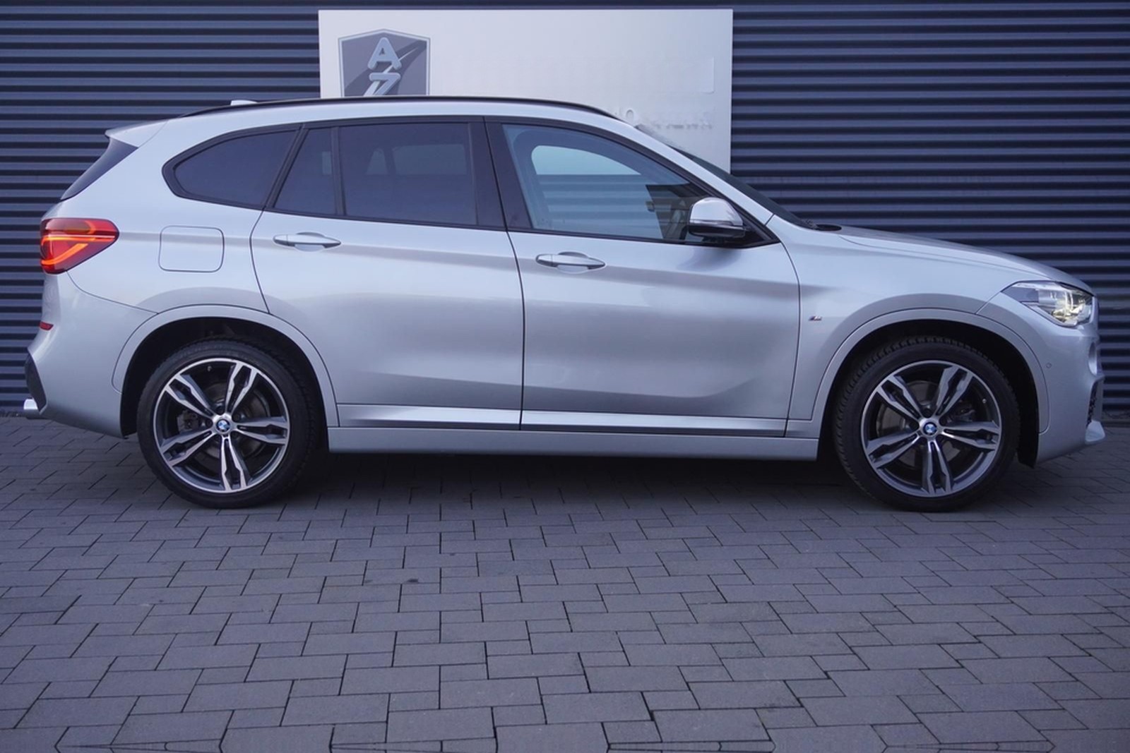 BMW X1 20i M-SPORTPAKET|SHADOW|HEAD-UP|KAMERA|HIFI foto 5