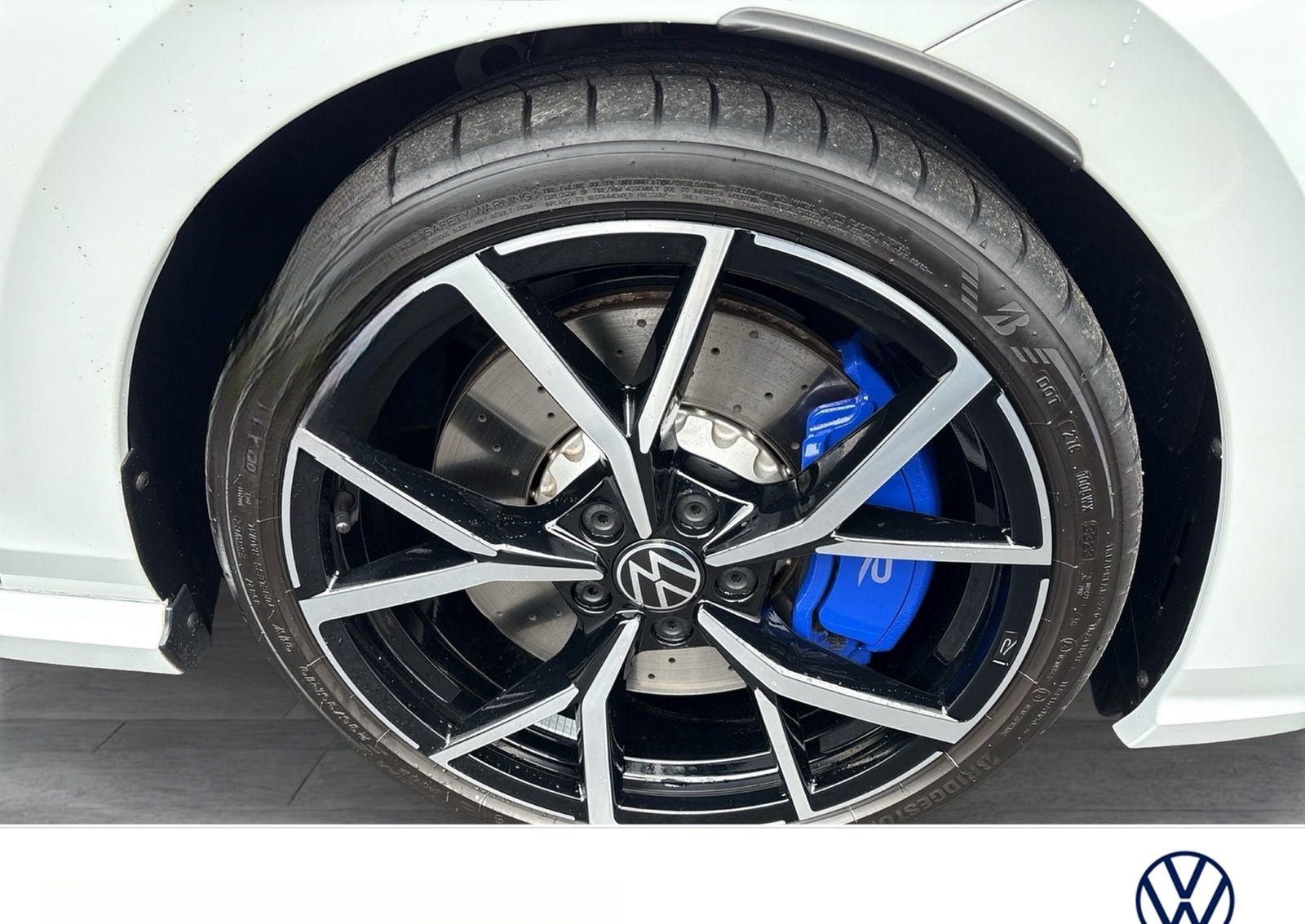 Volkswagen Golf VIII 2.0 R 4X4 AKRAPOVIC CAM ACC LM19 LED+ foto 5