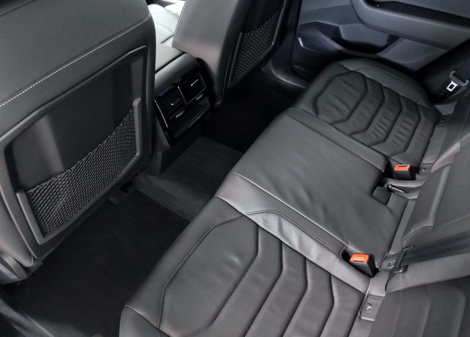 Volkswagen Touareg 3.0 TDI V6 4MOTION | LED RFK ACC Navi foto 10