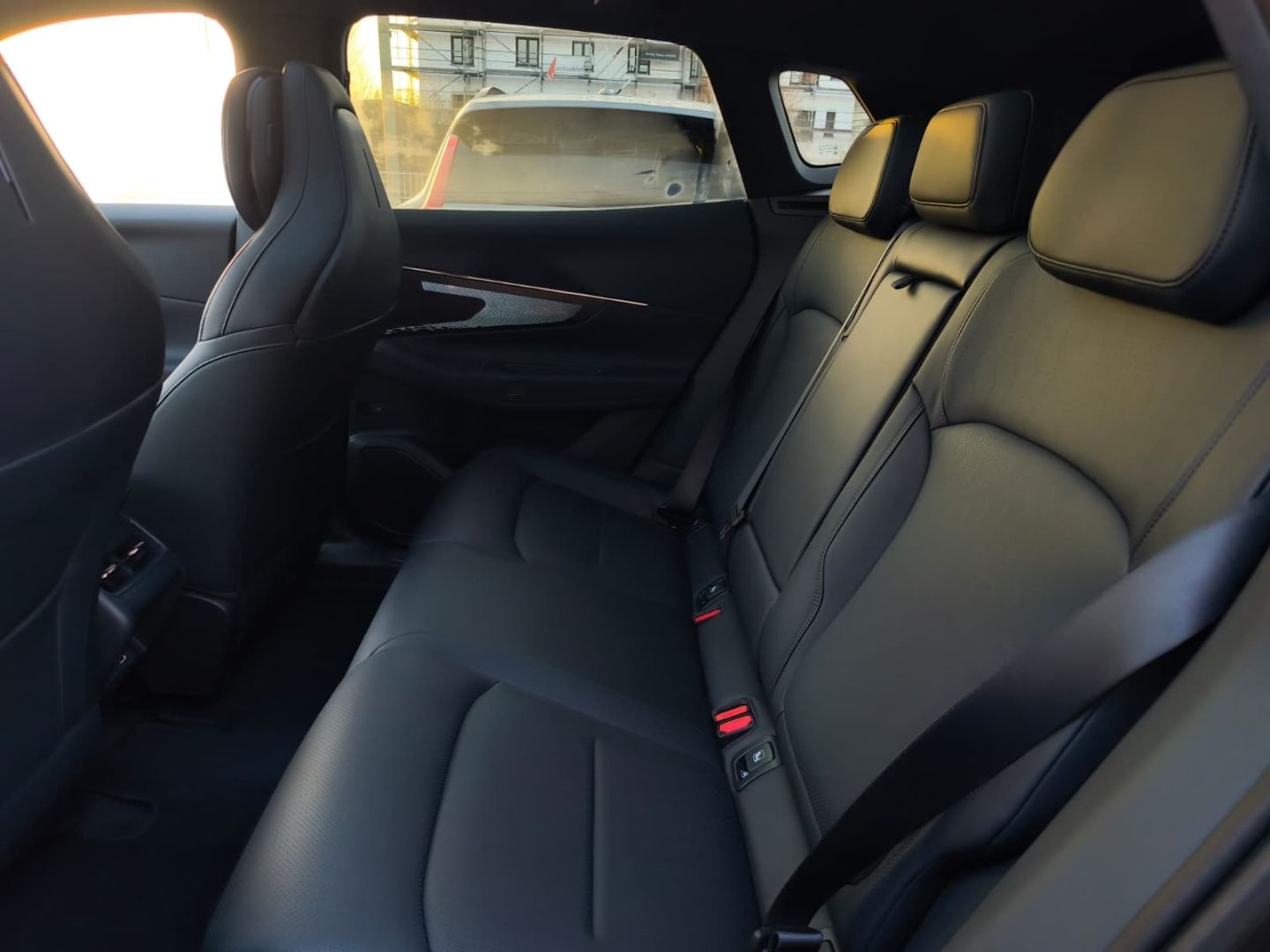 Lynk&Co 08 Core 1.5 T PHEV 257 kW El. Panodach Navi Lede foto 18