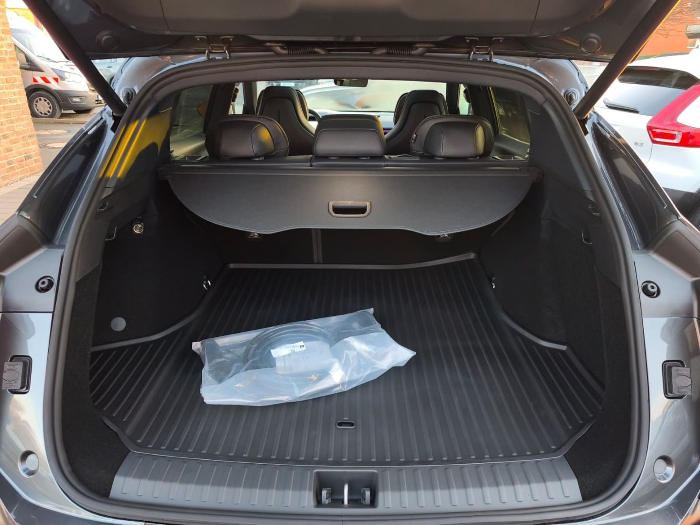 Lynk&Co 08 Core 1.5 T PHEV 257 kW El. Panodach Navi Lede foto 20