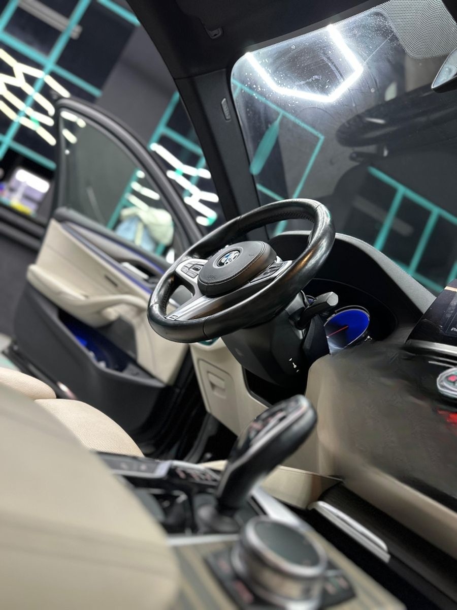 BMW M550i xDrive A - foto 8