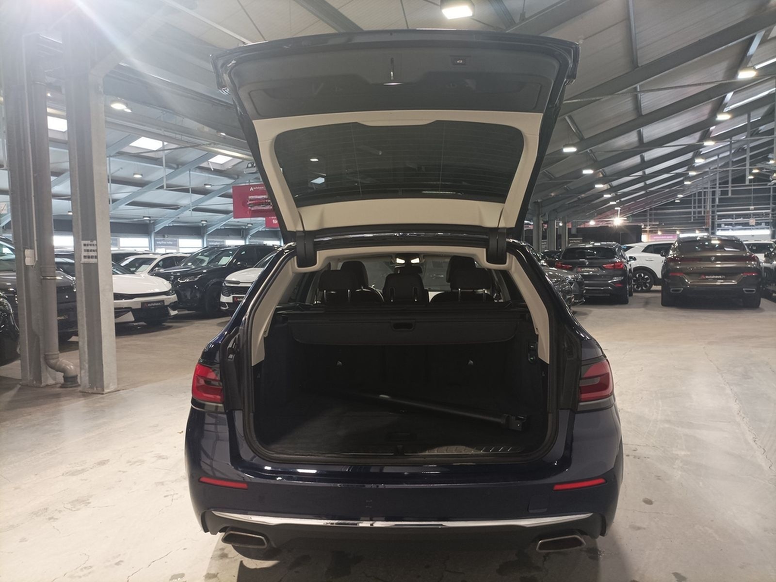 BMW 530d MHD xDrive Luxury L. LED|Navi|PDC|AHK|Pano| foto 6