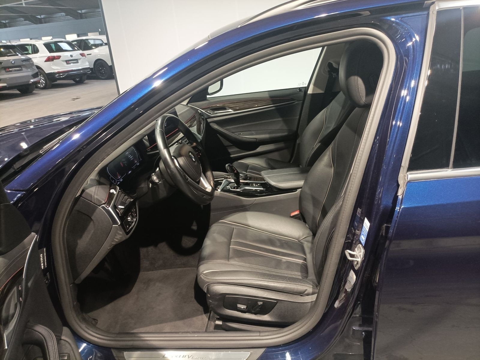 BMW 530d MHD xDrive Luxury L. LED|Navi|PDC|AHK|Pano| foto 8
