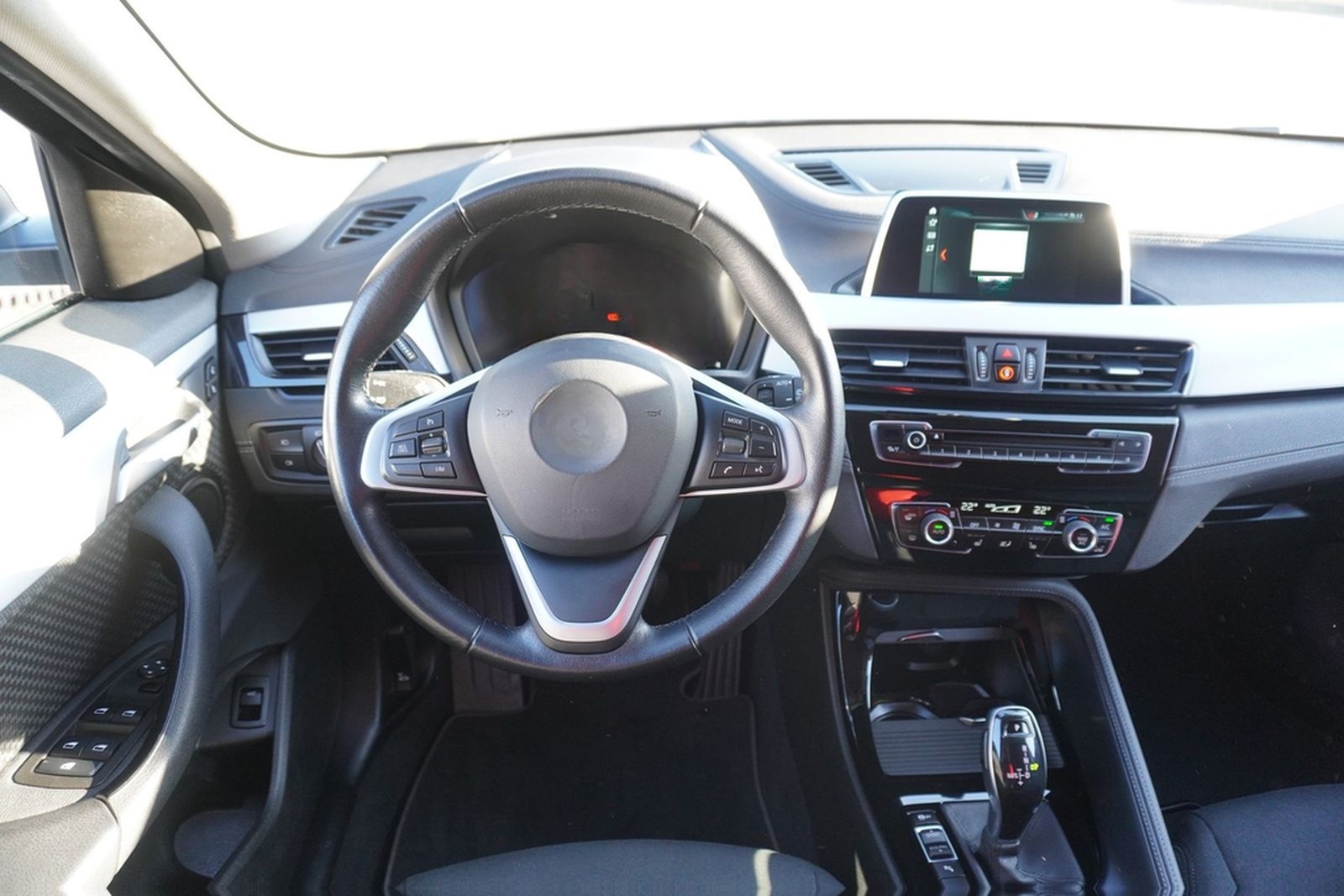 BMW X2 sDrive18iA LED Navi AHK el. Heckklappe PDC foto 11