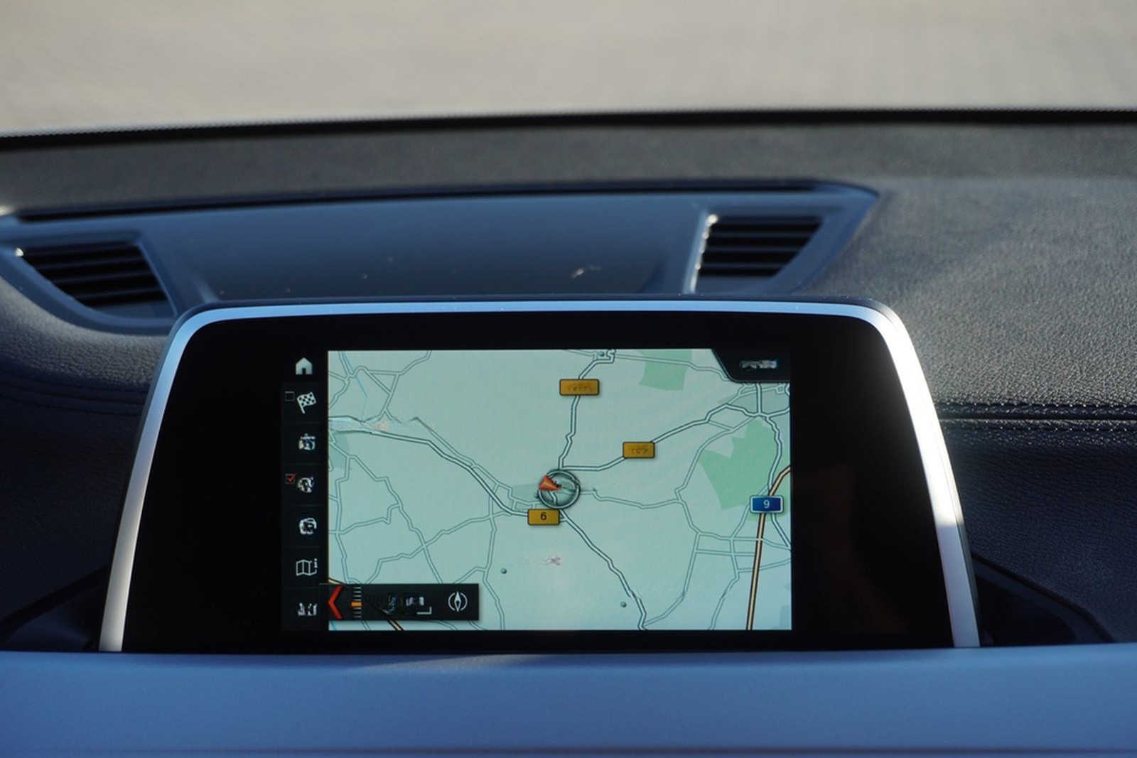 BMW X2 sDrive18iA LED Navi AHK el. Heckklappe PDC foto 15