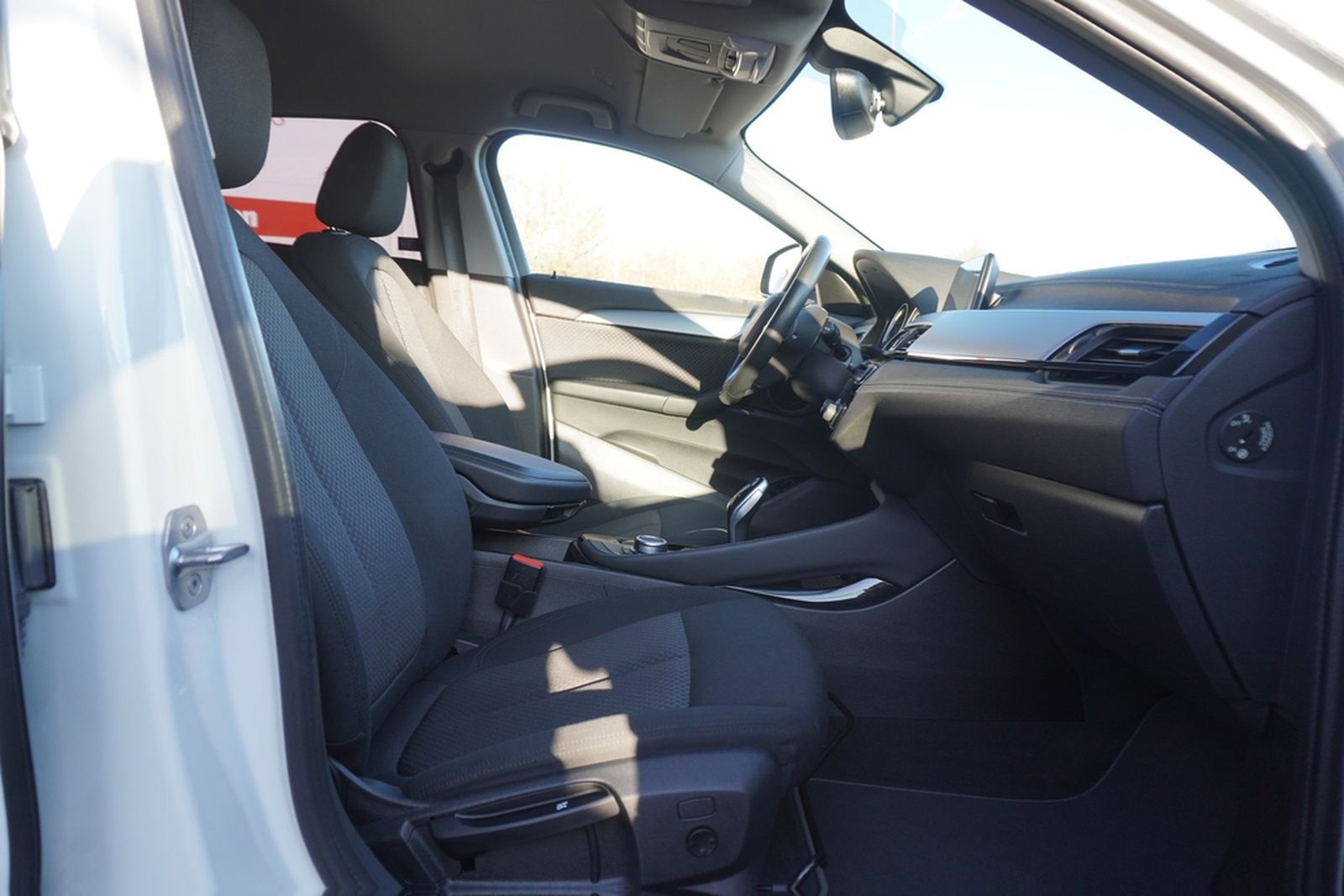 BMW X2 sDrive18iA LED Navi AHK el. Heckklappe PDC foto 25