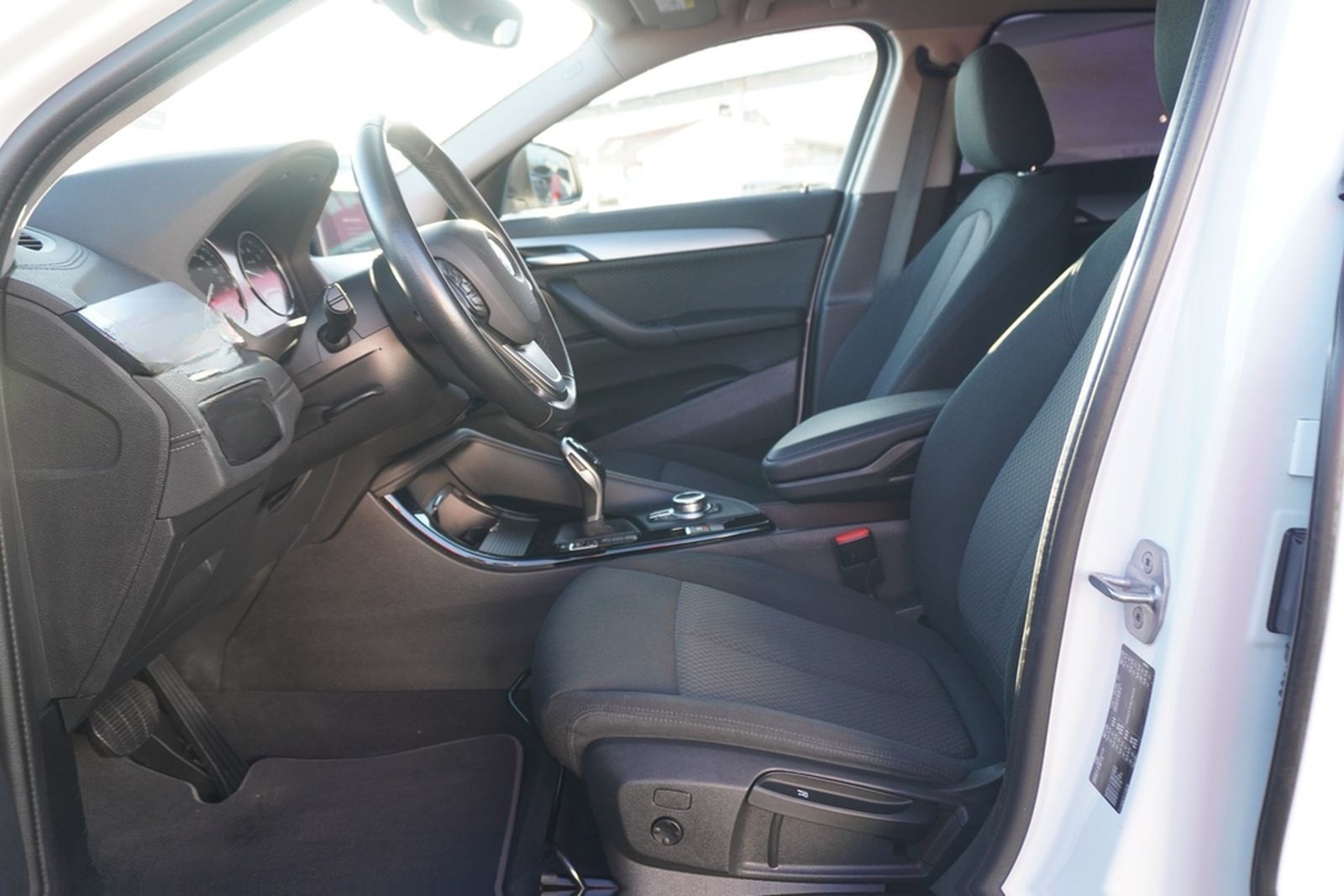 BMW X2 sDrive18iA LED Navi AHK el. Heckklappe PDC foto 8
