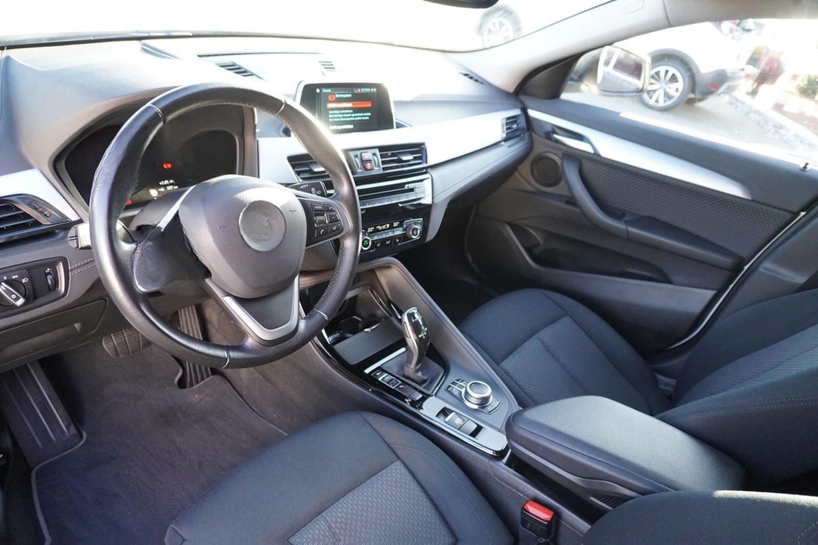 BMW X2 sDrive18iA LED Navi AHK el. Heckklappe PDC foto 9