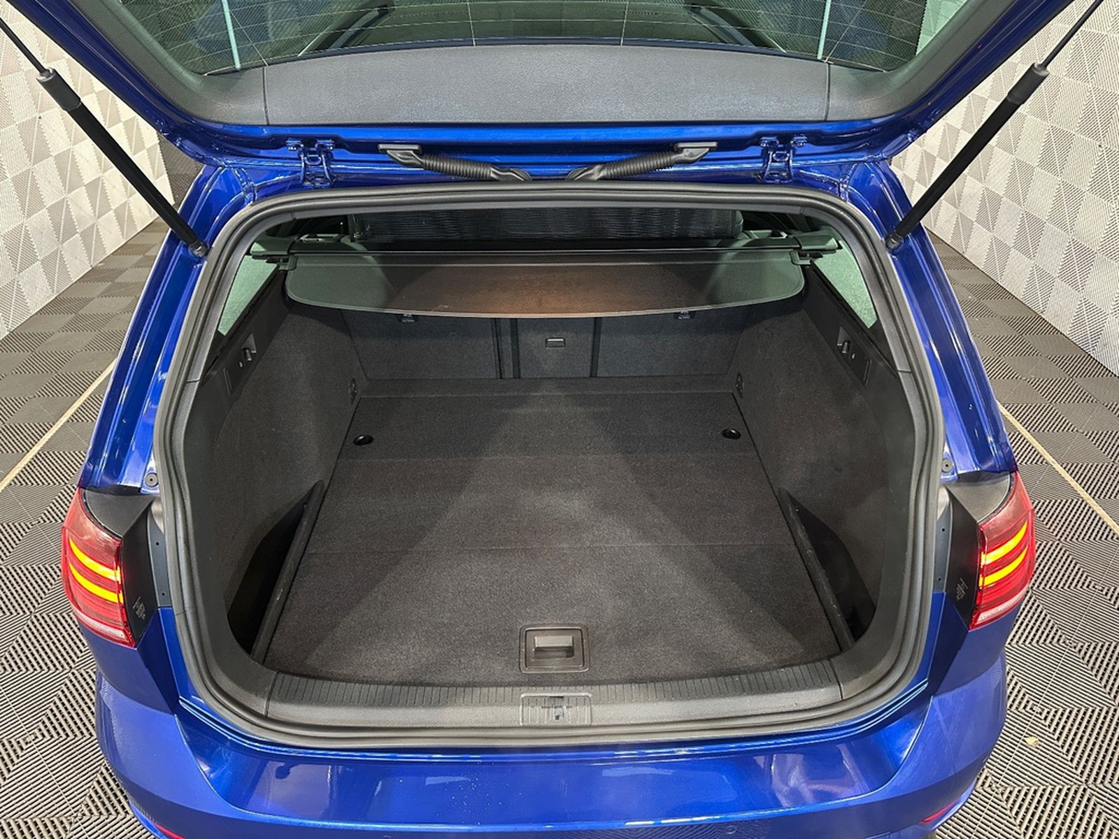 Volkswagen Golf 7 Variant R 4M*DYNAUDIO*LED-PANO-ACC-R.KAM foto 5