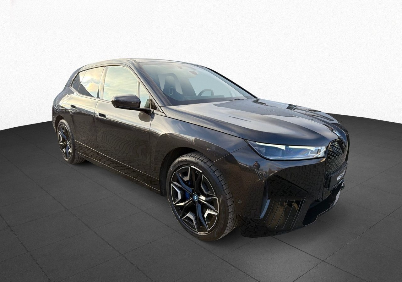 BMW iX xDrive40 Sport Pano SiHz LASER Harman DrAssPr foto 6