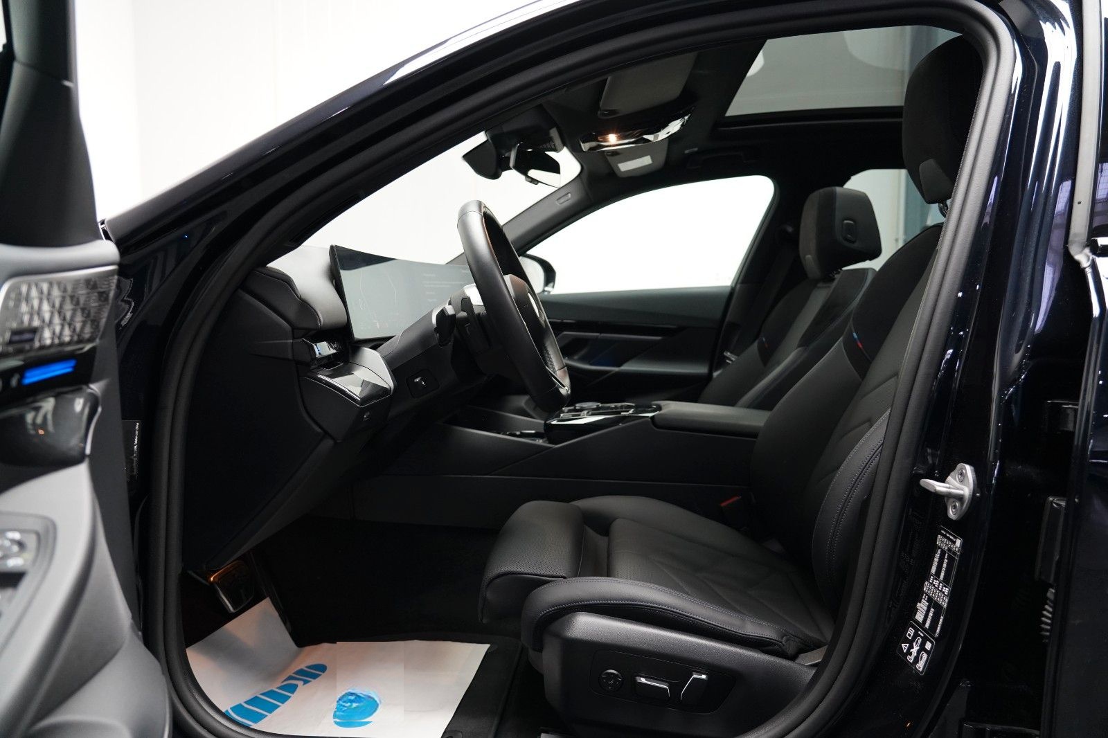 BMW 520d xDrive M Sport ICONIC PANO HUD 360 B&W foto 12
