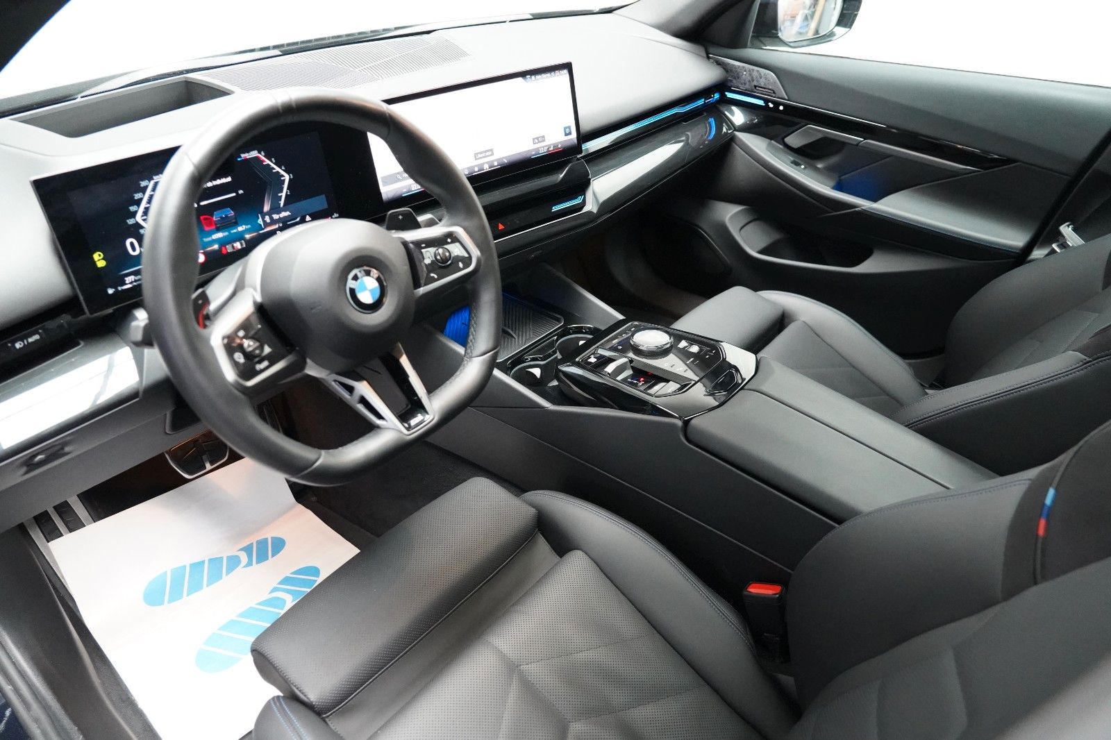 BMW 520d xDrive M Sport ICONIC PANO HUD 360 B&W foto 14