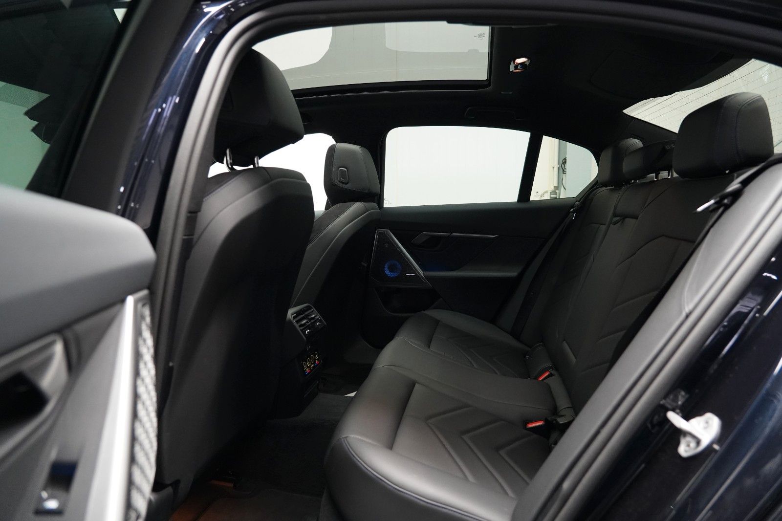 BMW 520d xDrive M Sport ICONIC PANO HUD 360 B&W foto 16