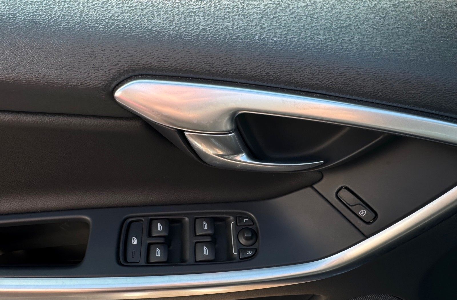 Volvo XC60 Summum AWD 306PS NAVI LEDER SITZHZG AUTOM. foto 15