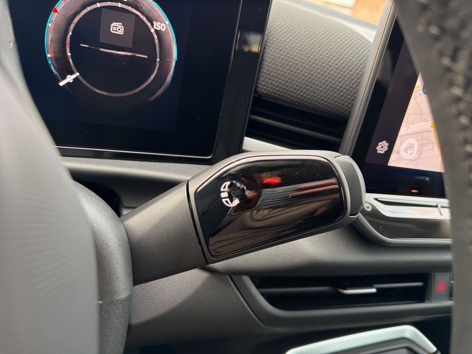 Volkswagen T-Roc Style 1.5 eTSI DSG IQ.Light Navi AHK Trave foto 9