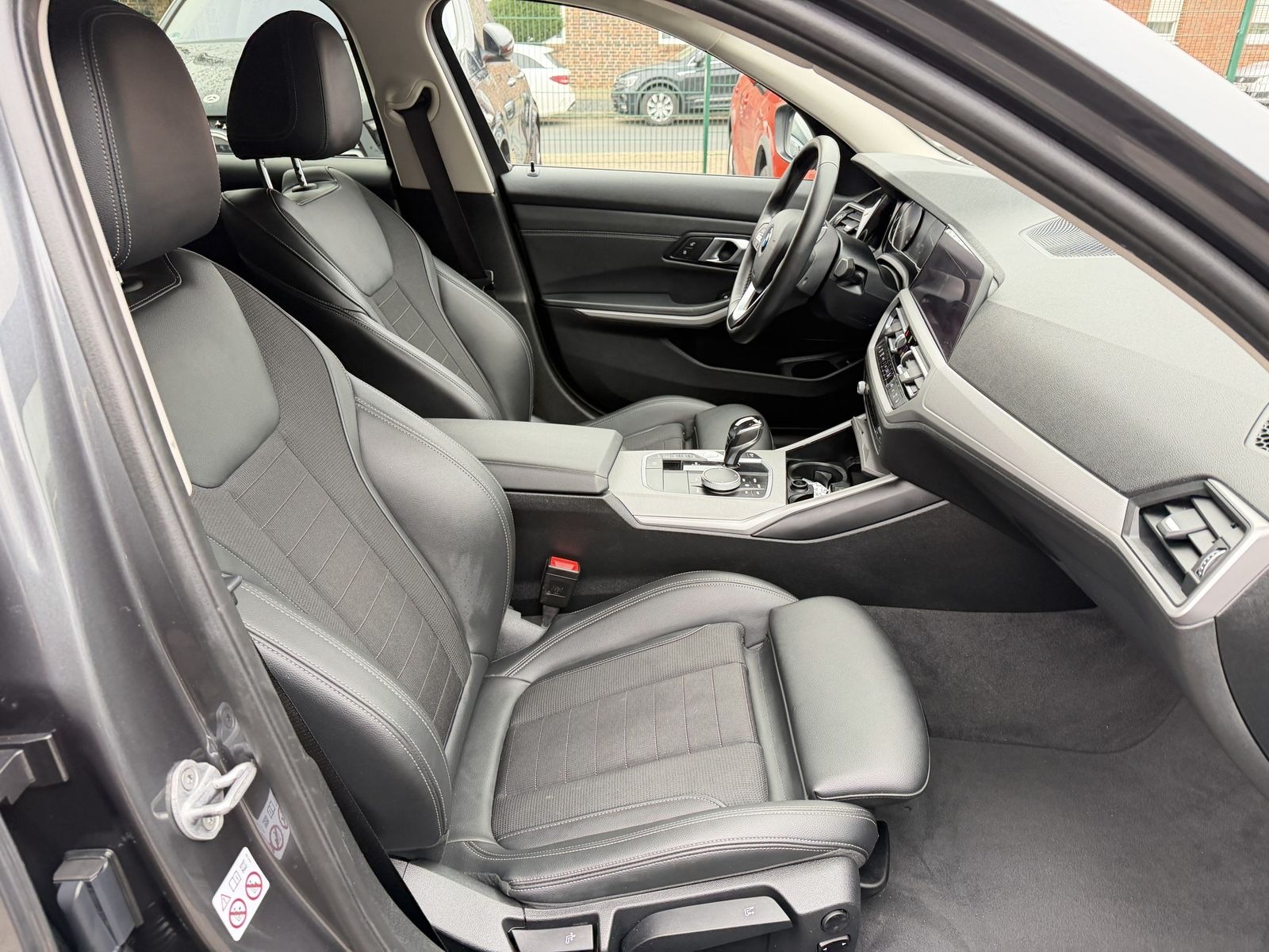 BMW 320 d Touring Aut. / PDC / BMW Live Cockpit foto 13