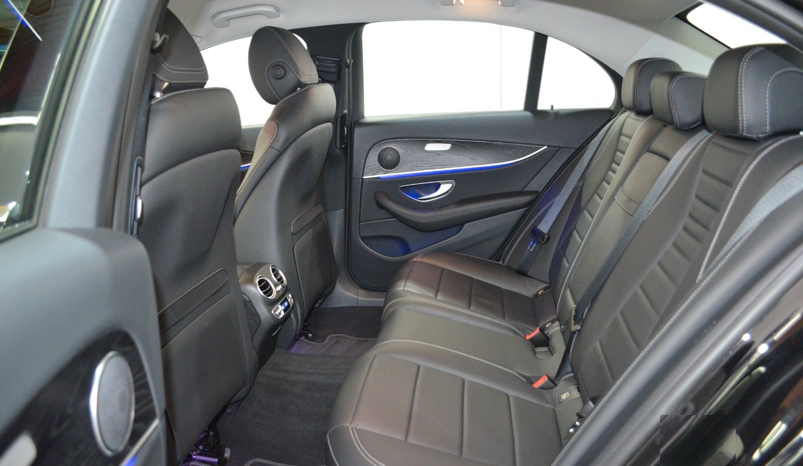 Mercedes-Benz E 400 D 9G 4M AMG-LINE"DISTR+"MMY"AHK"SITZKLM"RV foto 12