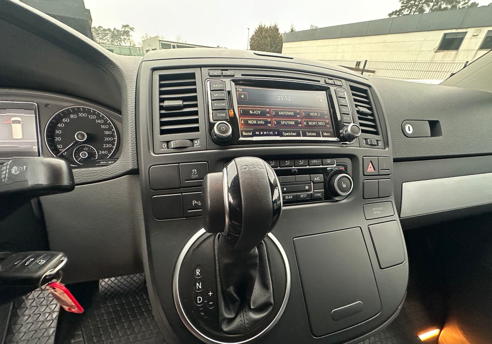 Volkswagen T5 Multivan Comfortline lang 2.0 DSG 2x Schiebet foto 18