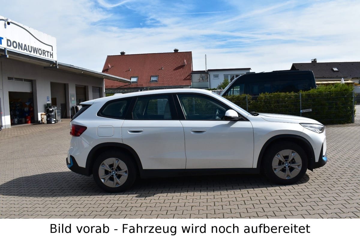 BMW iX1 30 xDrive Navi AHK LED Parkassistent foto 8