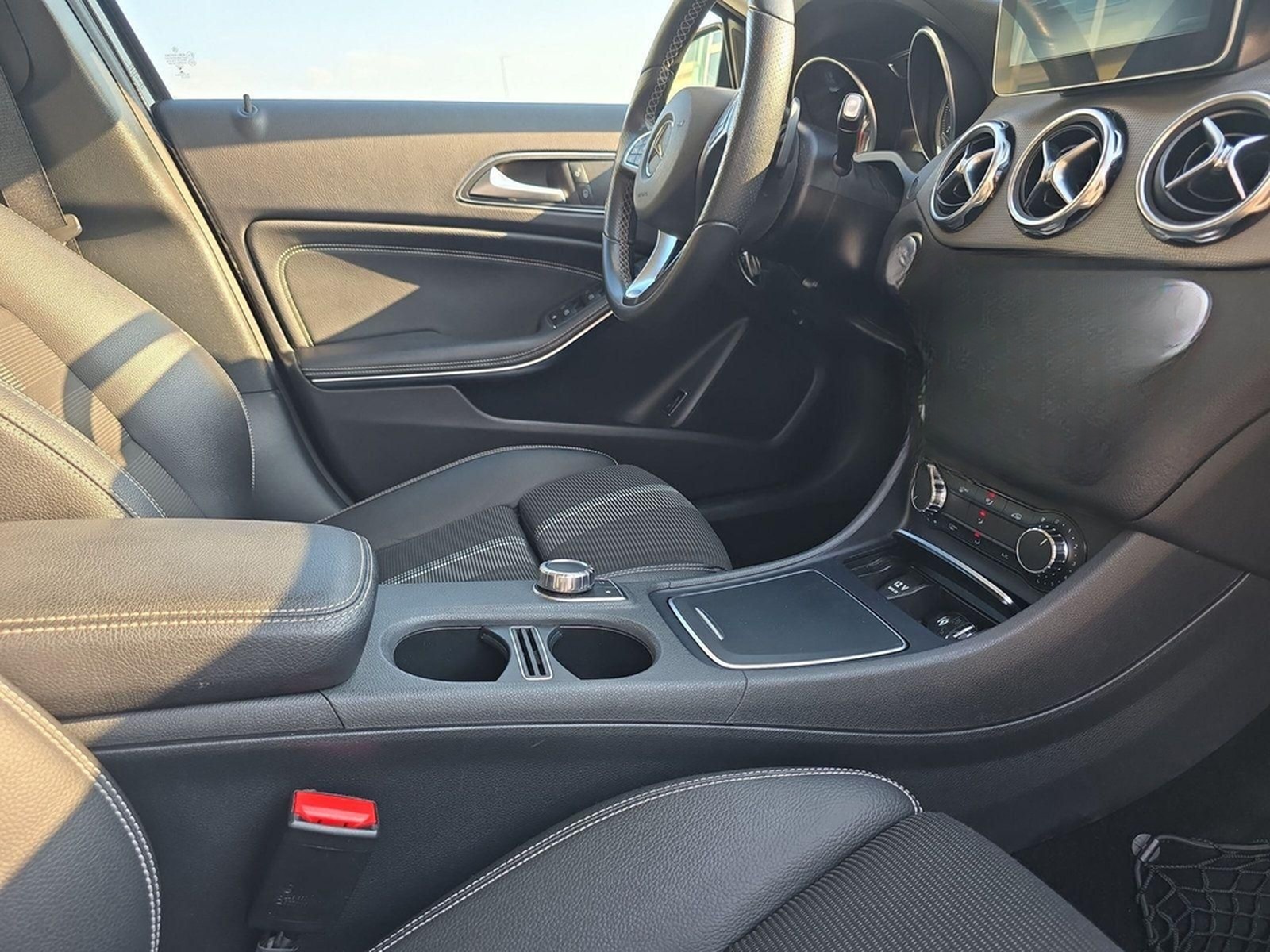 Mercedes-Benz GLA 180 Pano Distr. AHK Navi Business Kam LED HP foto 13