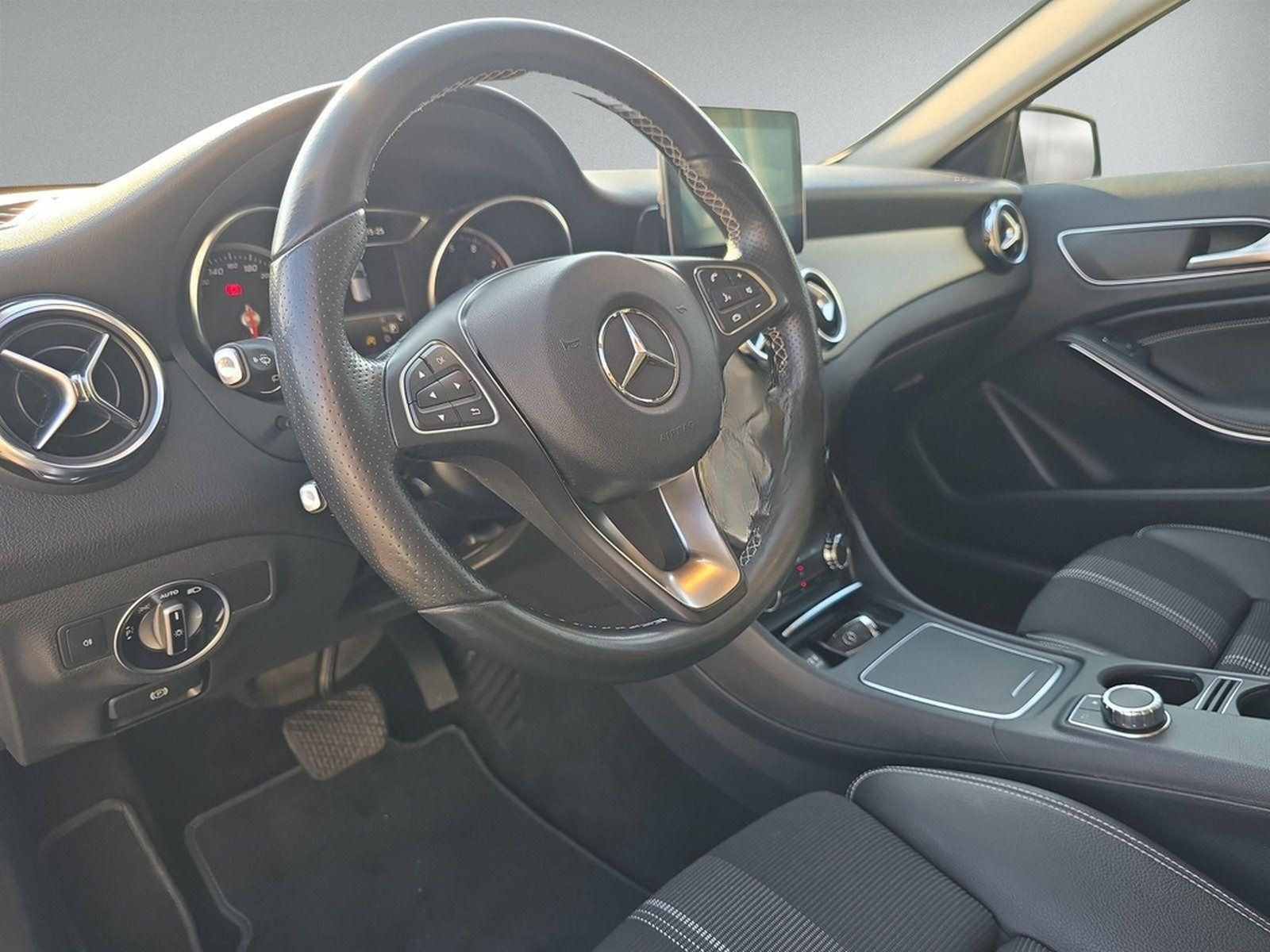 Mercedes-Benz GLA 180 Pano Distr. AHK Navi Business Kam LED HP foto 16