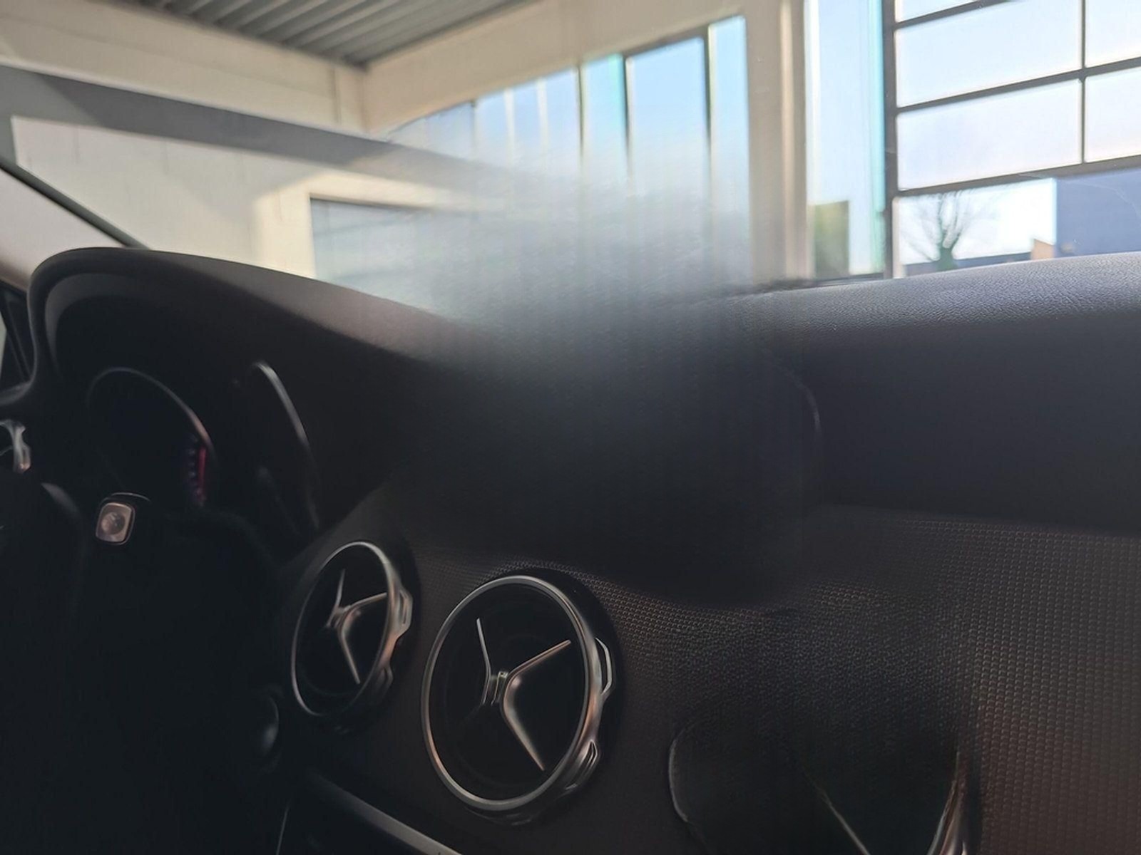 Mercedes-Benz GLA 180 Pano Distr. AHK Navi Business Kam LED HP foto 19