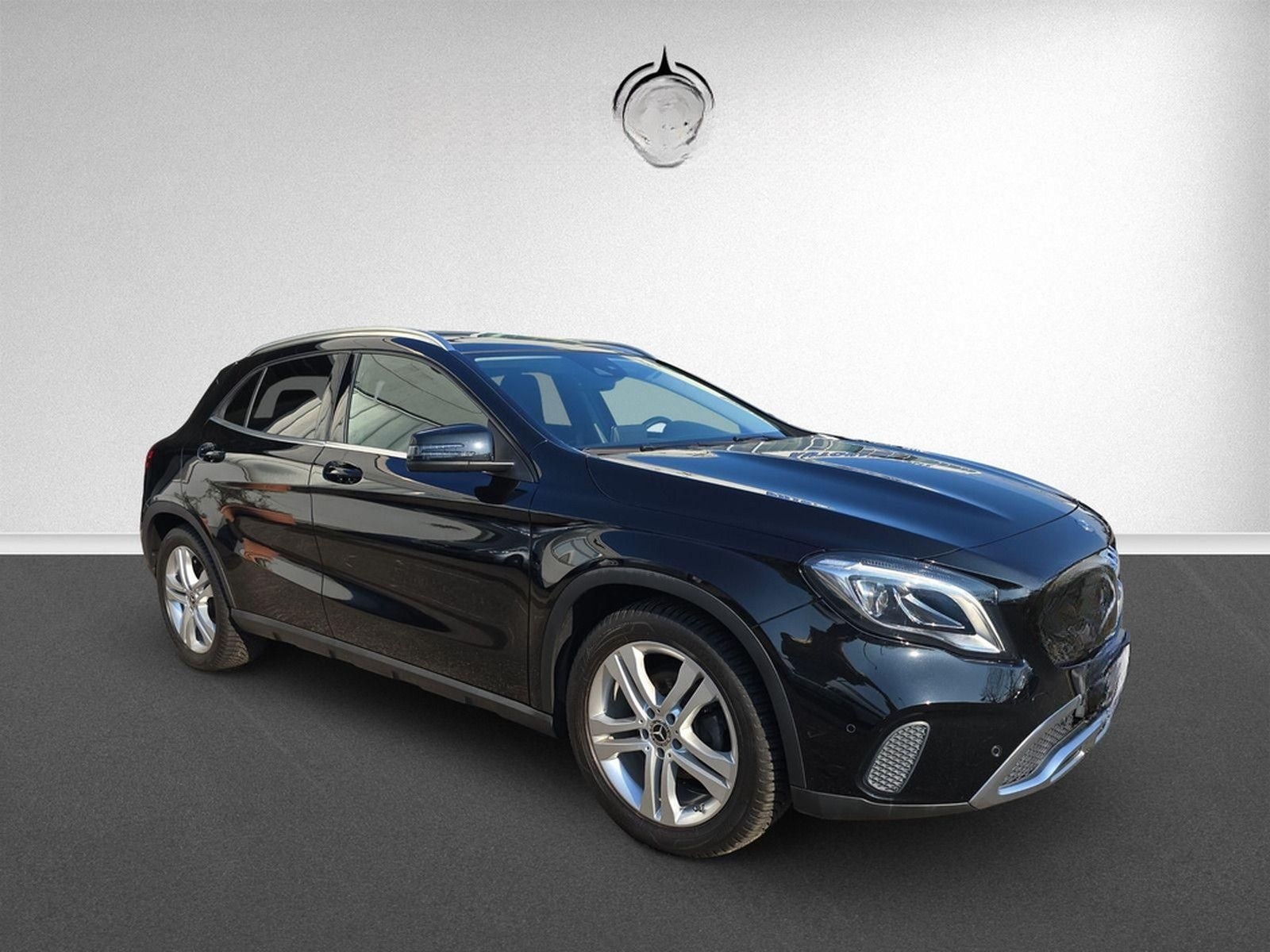 Mercedes-Benz GLA 180 Pano Distr. AHK Navi Business Kam LED HP foto 3