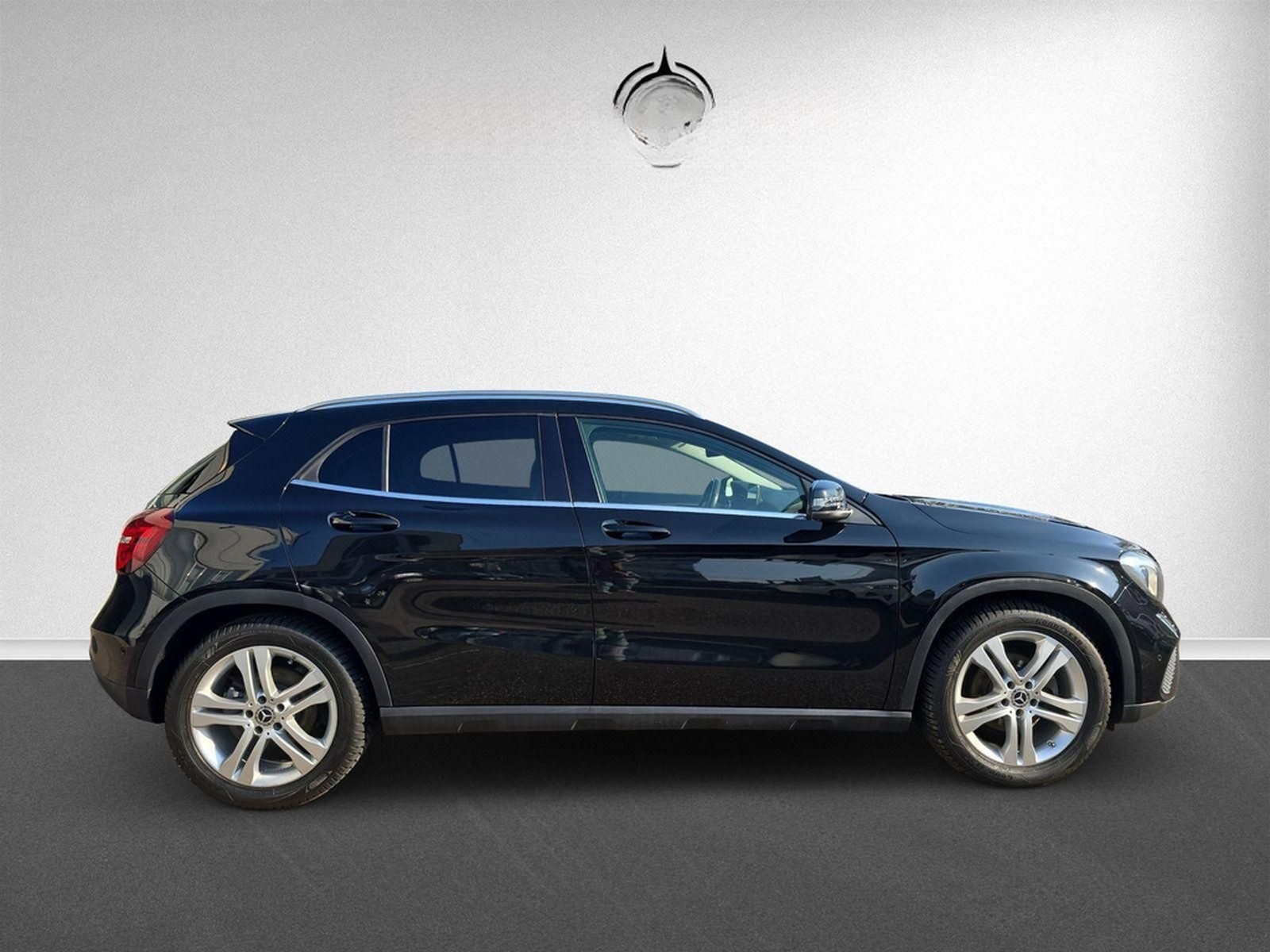 Mercedes-Benz GLA 180 Pano Distr. AHK Navi Business Kam LED HP foto 4