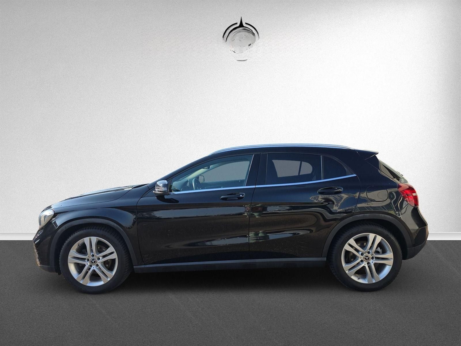 Mercedes-Benz GLA 180 Pano Distr. AHK Navi Business Kam LED HP foto 8