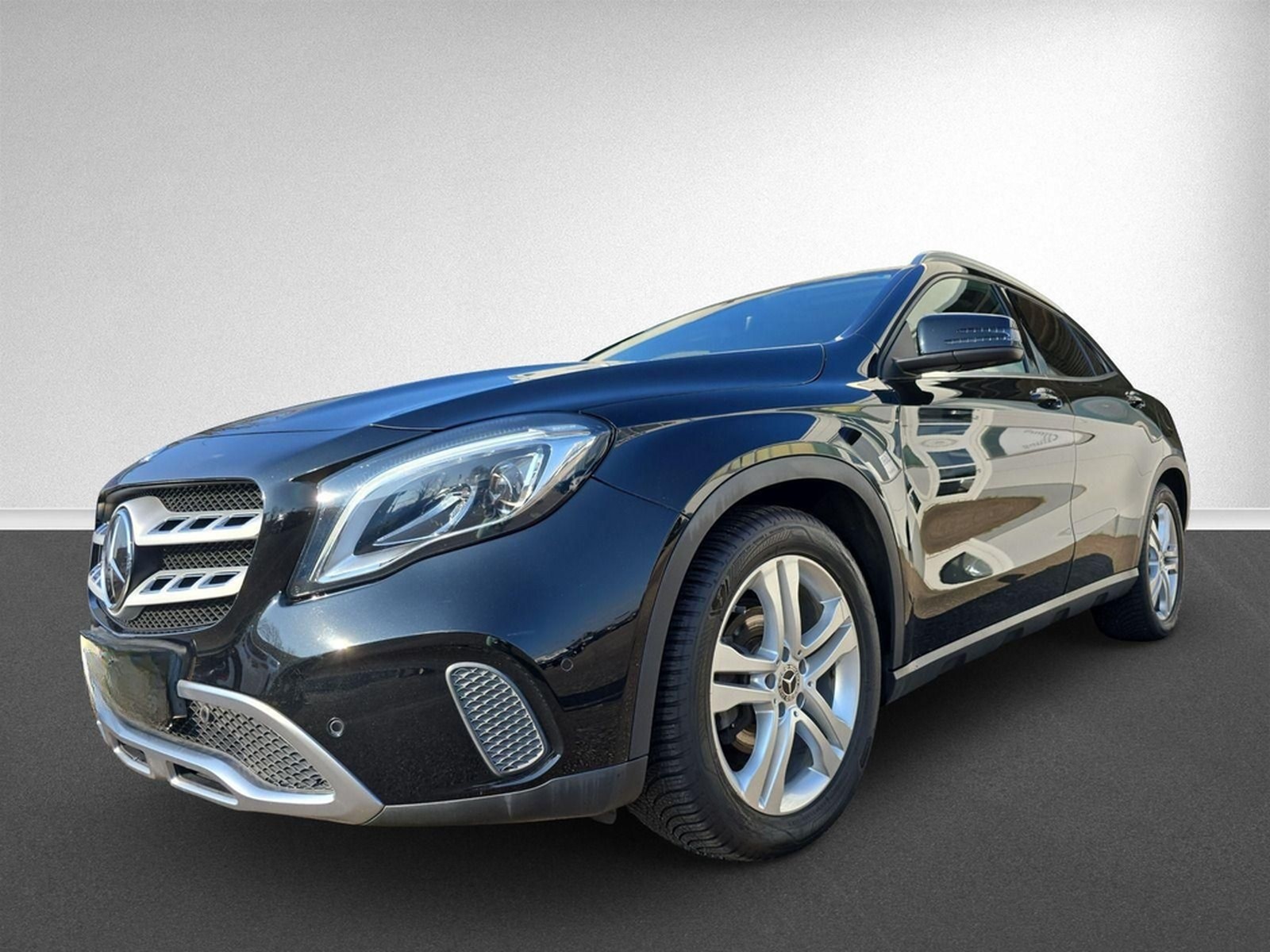 Mercedes-Benz GLA 180 Pano Distr. AHK Navi Business Kam LED HP foto 9