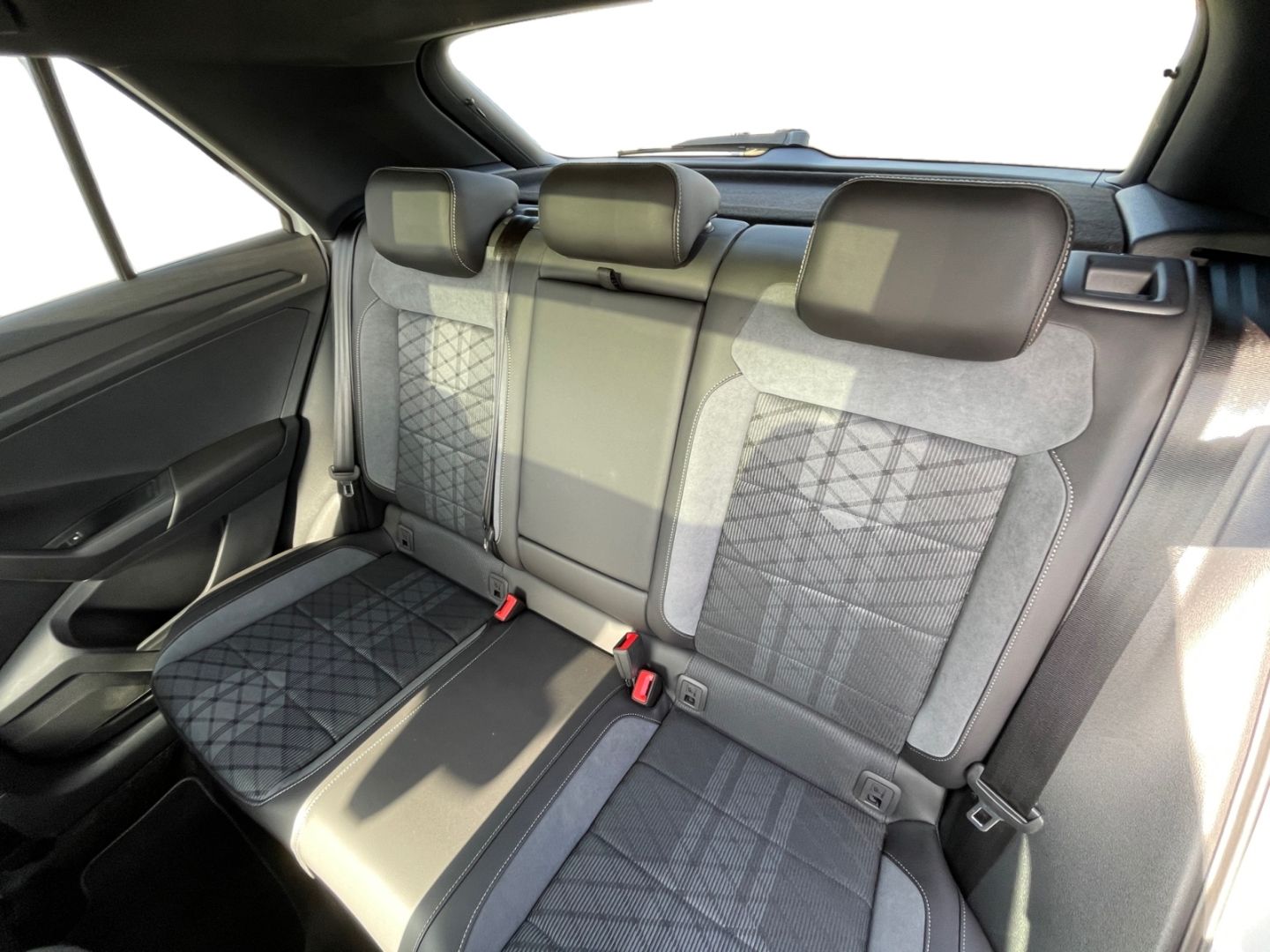 Volkswagen T-Roc R-Line 1.5 TSI DSG MATRIX/NAVI/KAMERA/PANO foto 15