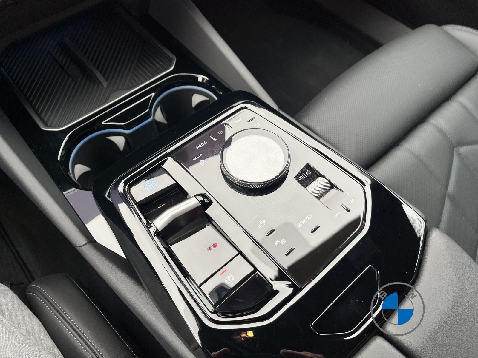 BMW i5 M60 xDrive Limousine M Sport 20" Pano B&W foto 14