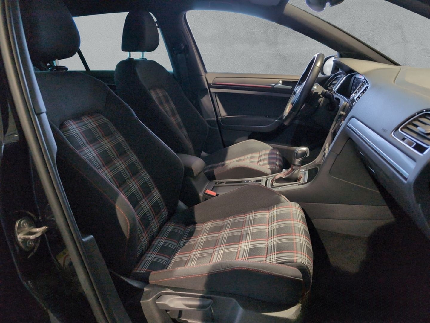 Volkswagen Golf GTI VII Performance 2,0 TSI DSG NAVI+ACC+R- foto 4