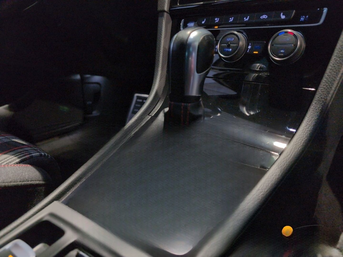 Volkswagen Golf GTI VII Performance 2,0 TSI DSG NAVI+ACC+R- foto 8