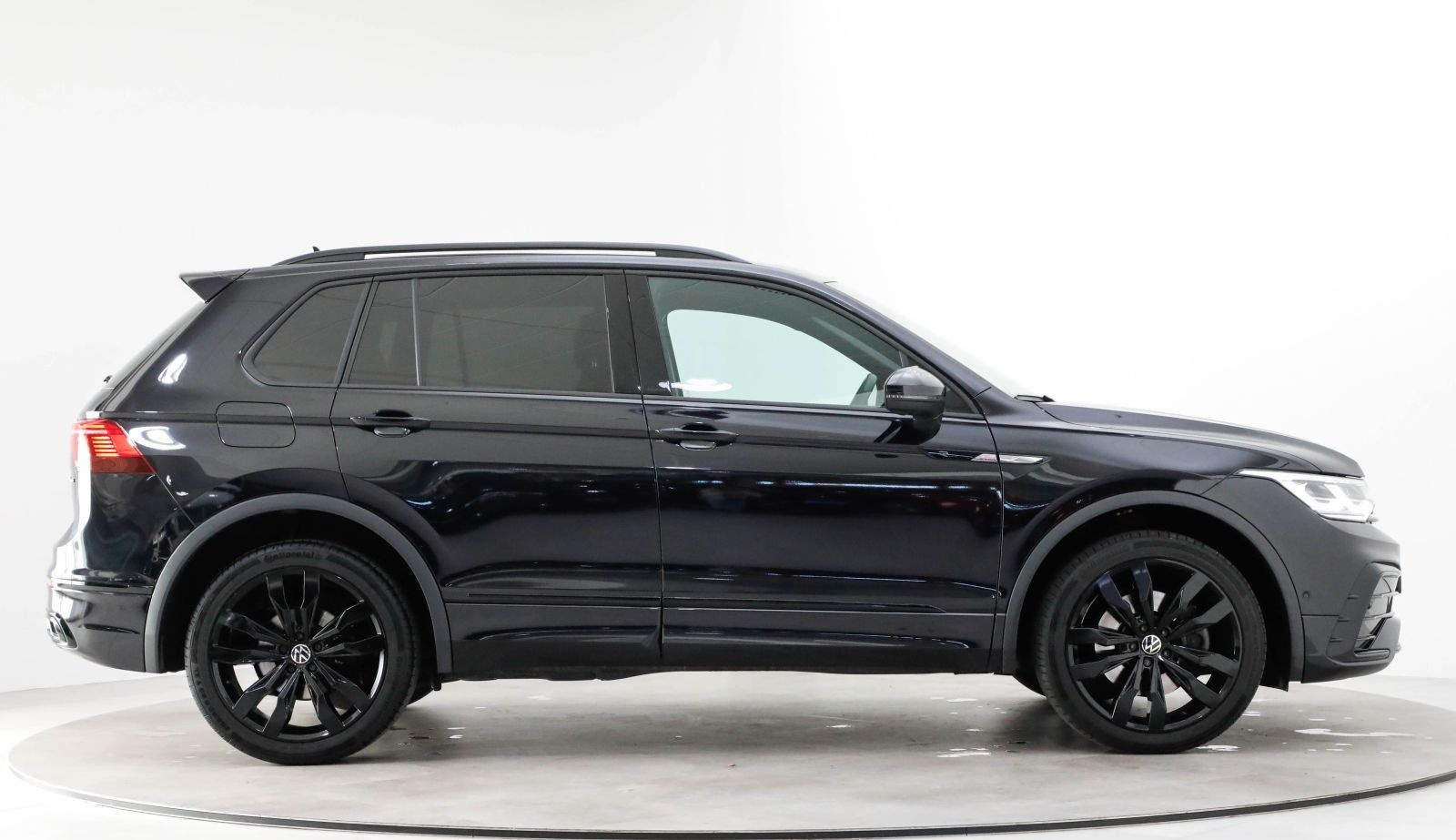 Volkswagen Tiguan 2.0 TDI 4M DSG R-Line AHK 360 Matrix Pano foto 9