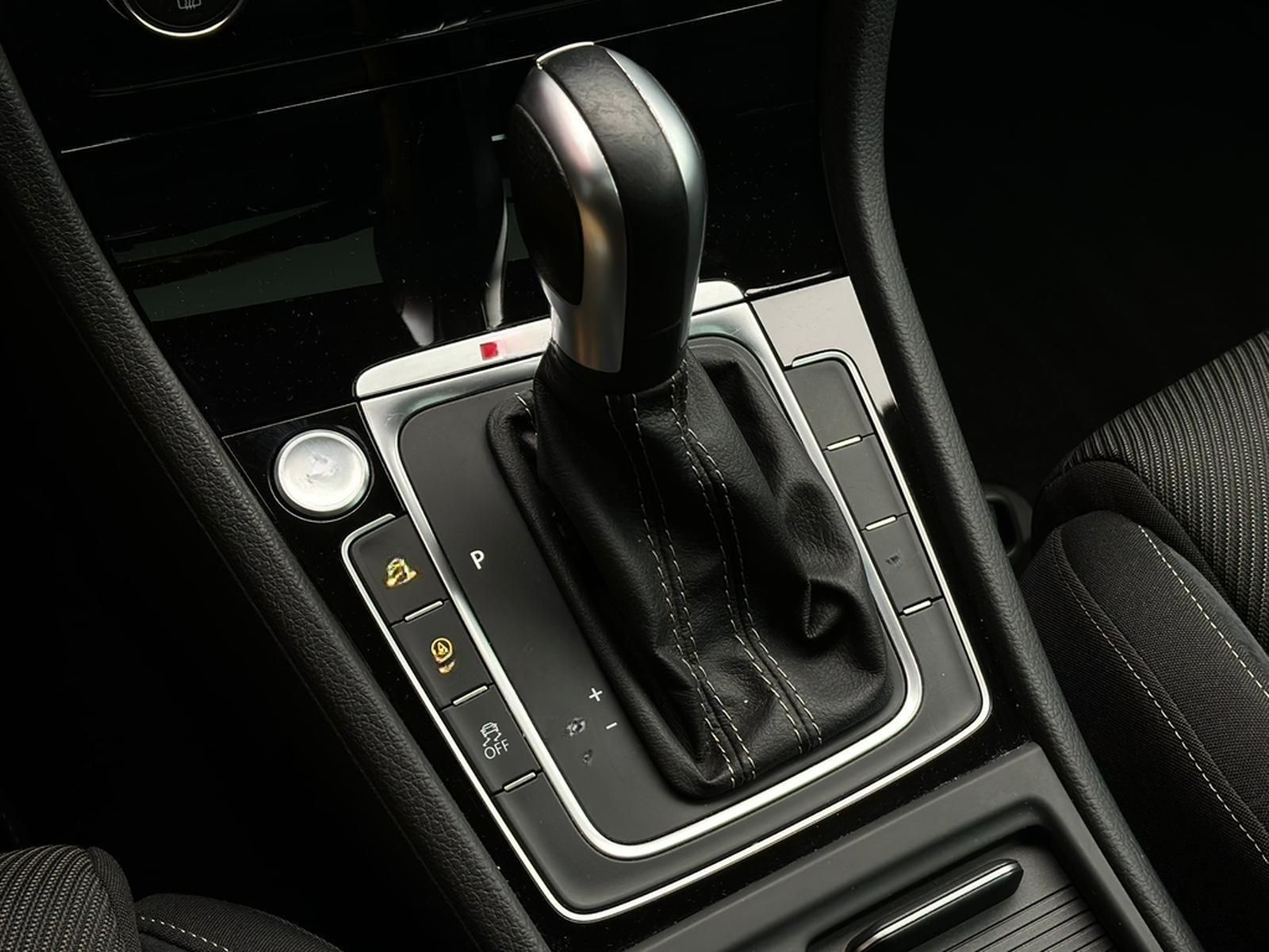 Volkswagen Golf R 2.0TSI 4M* LED#SHZ#FH#PANO#KEYLES#VIRTUAL foto 15