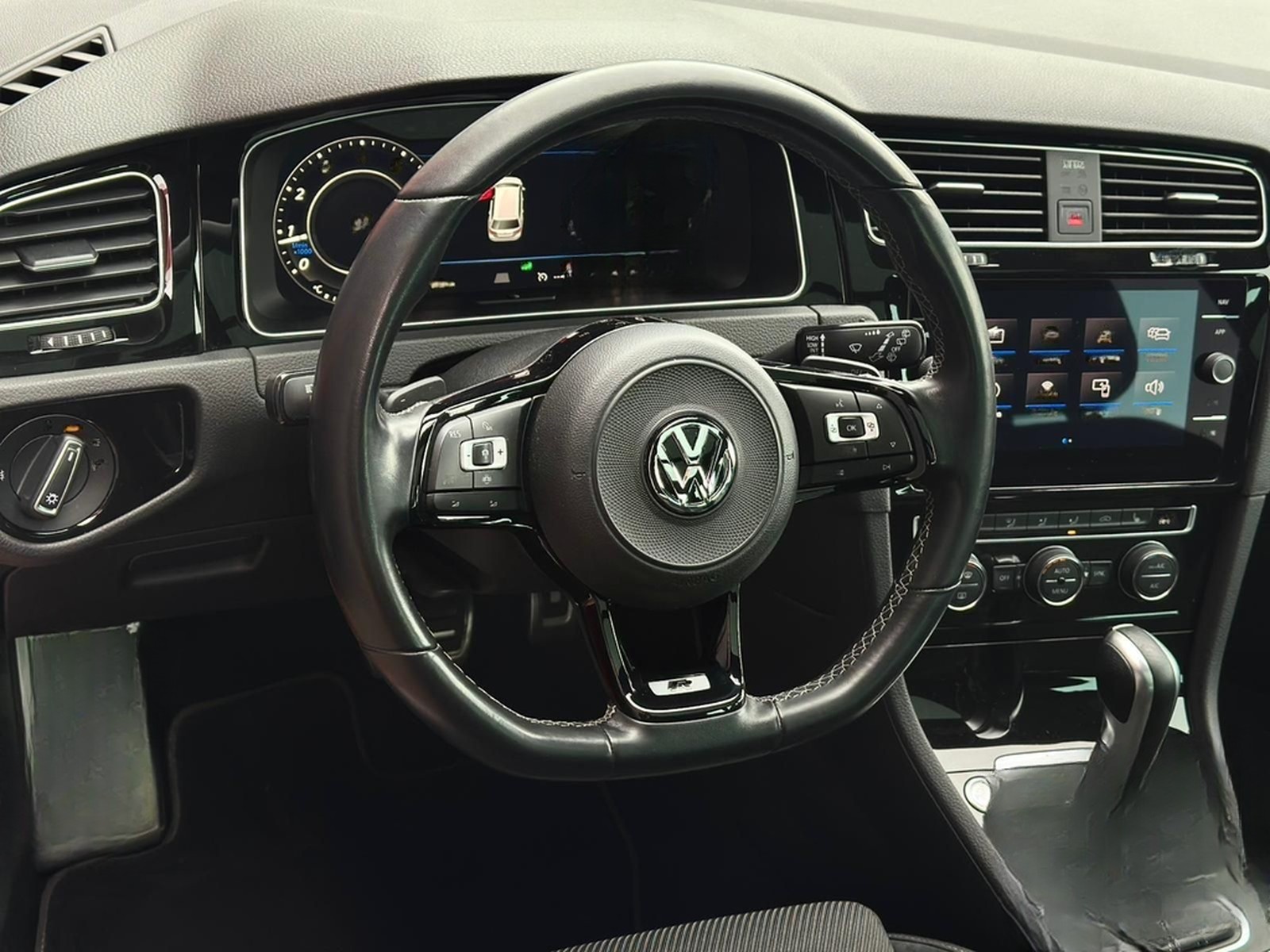 Volkswagen Golf R 2.0TSI 4M* LED#SHZ#FH#PANO#KEYLES#VIRTUAL foto 25