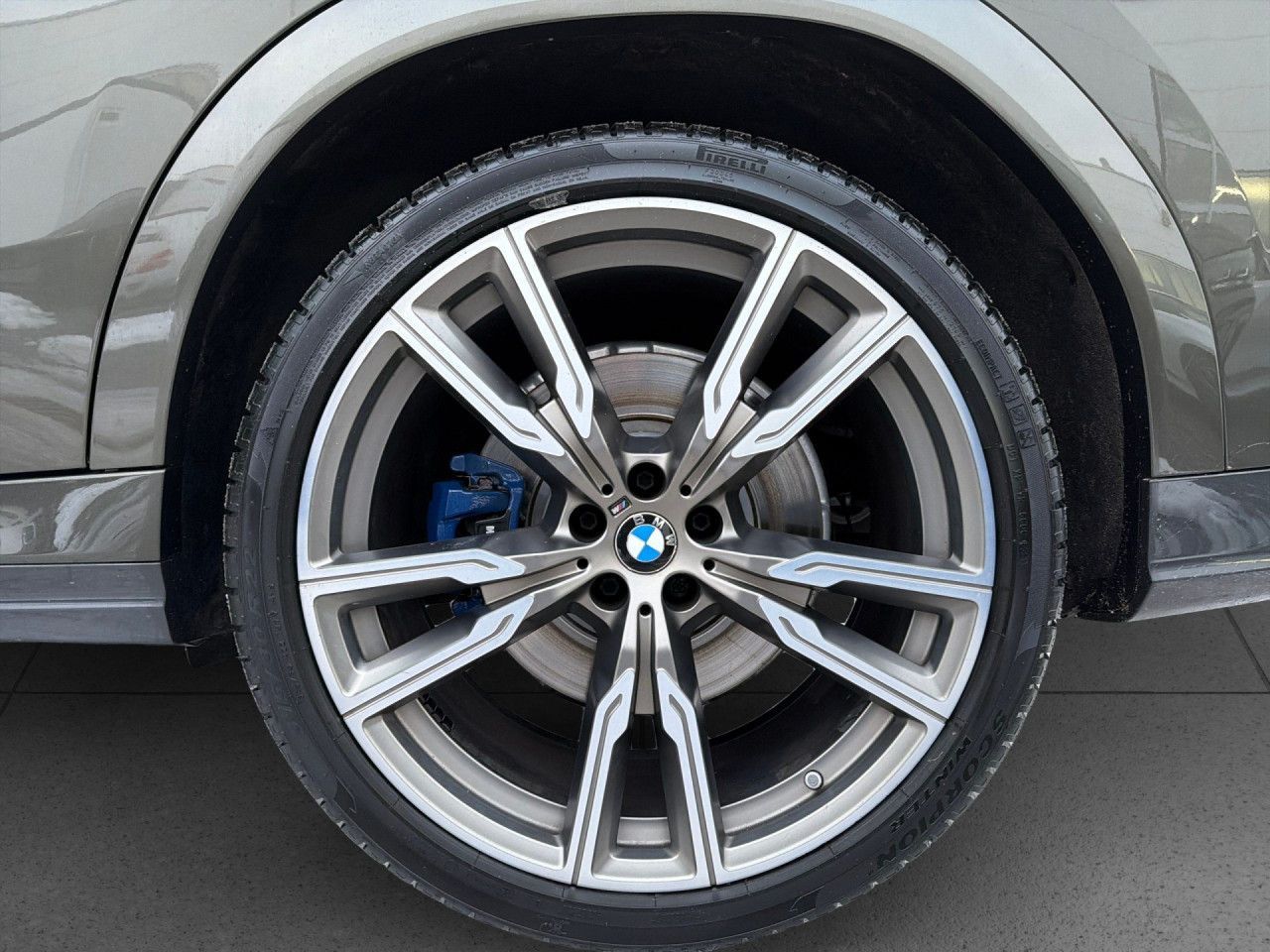 BMW X6 M50d PaAss AHK Pano StHz LASER HUD DrAssPr foto 17